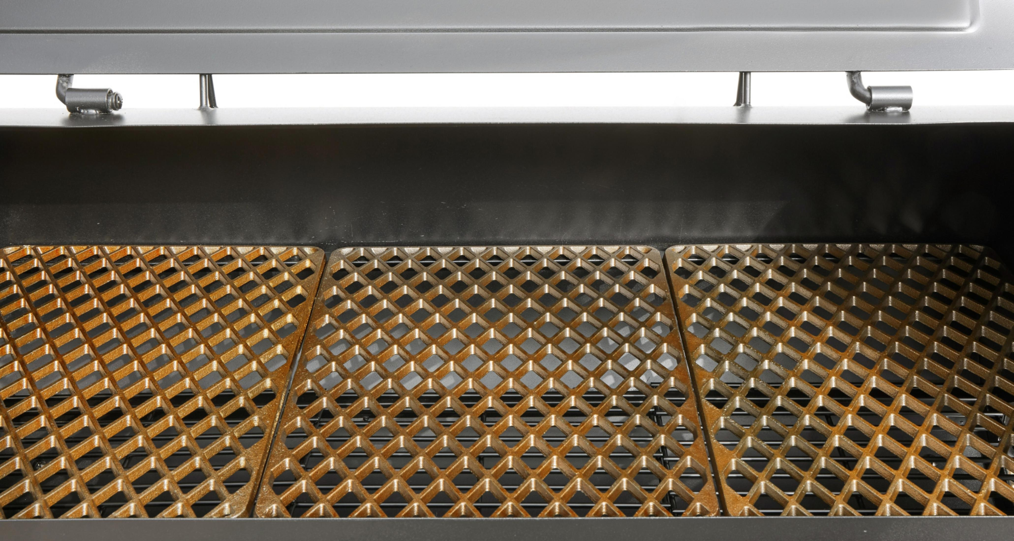 Nahaufnahme eines Barbecue-Grills mit rautenförmigem, verrostetem Metallrost in einem schwarzen Rahmen.