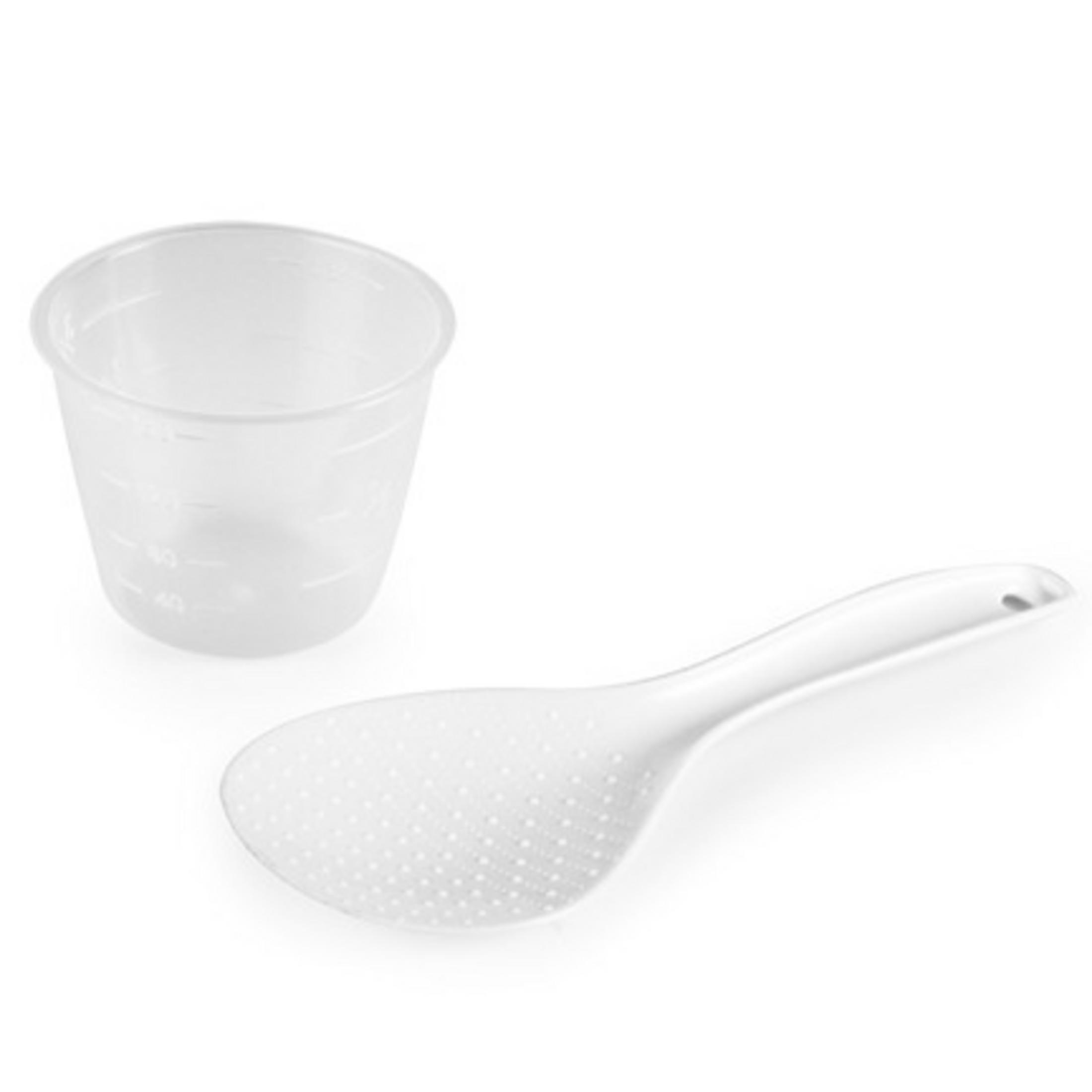 Przezroczysta plastikowa miarka i biała łopatka do ryżu leżą na białej powierzchni.