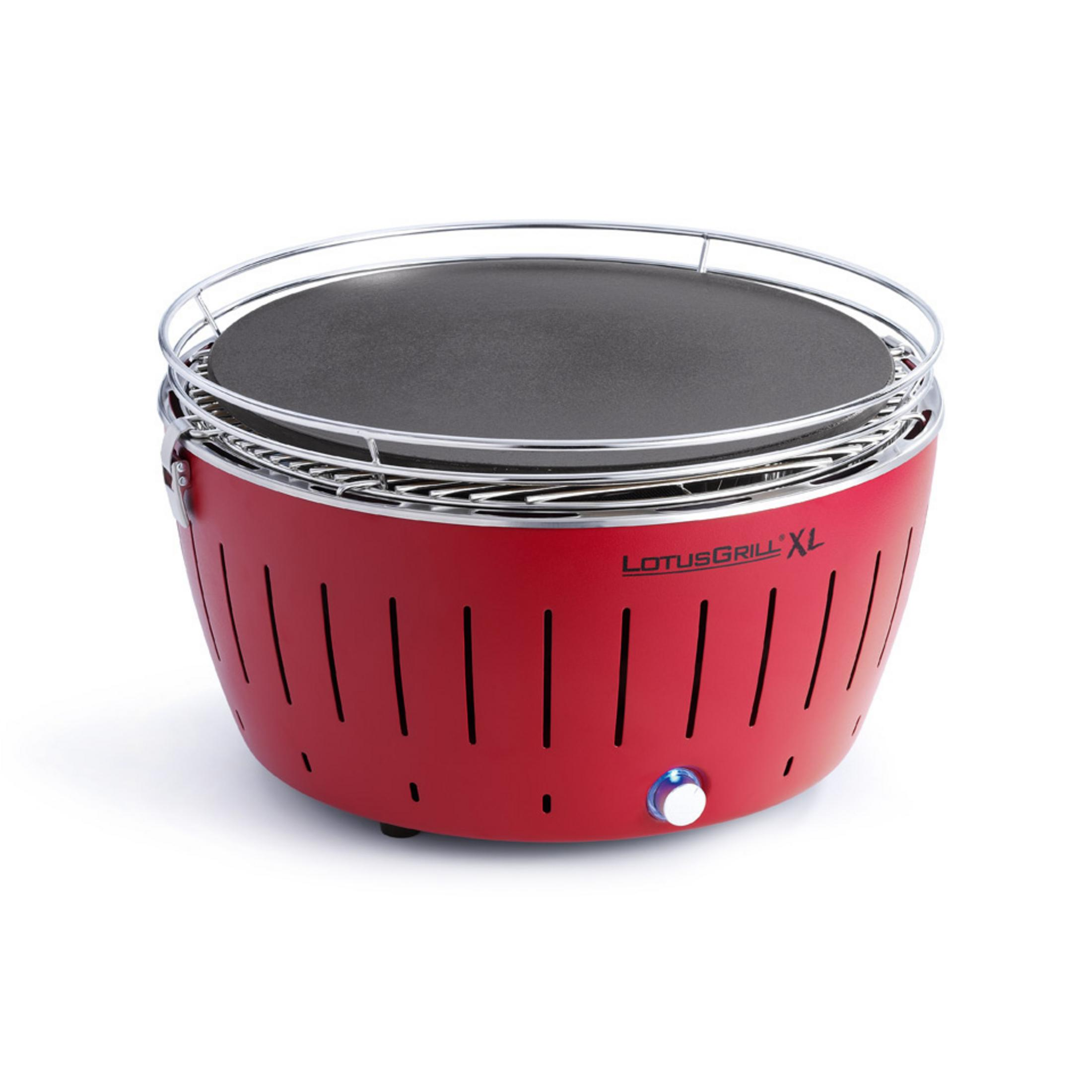 Roter LotusGrill XL. Rotes Gehäuse mit Lüftungslöchern, silberner Grill. Weißer Hintergrund.