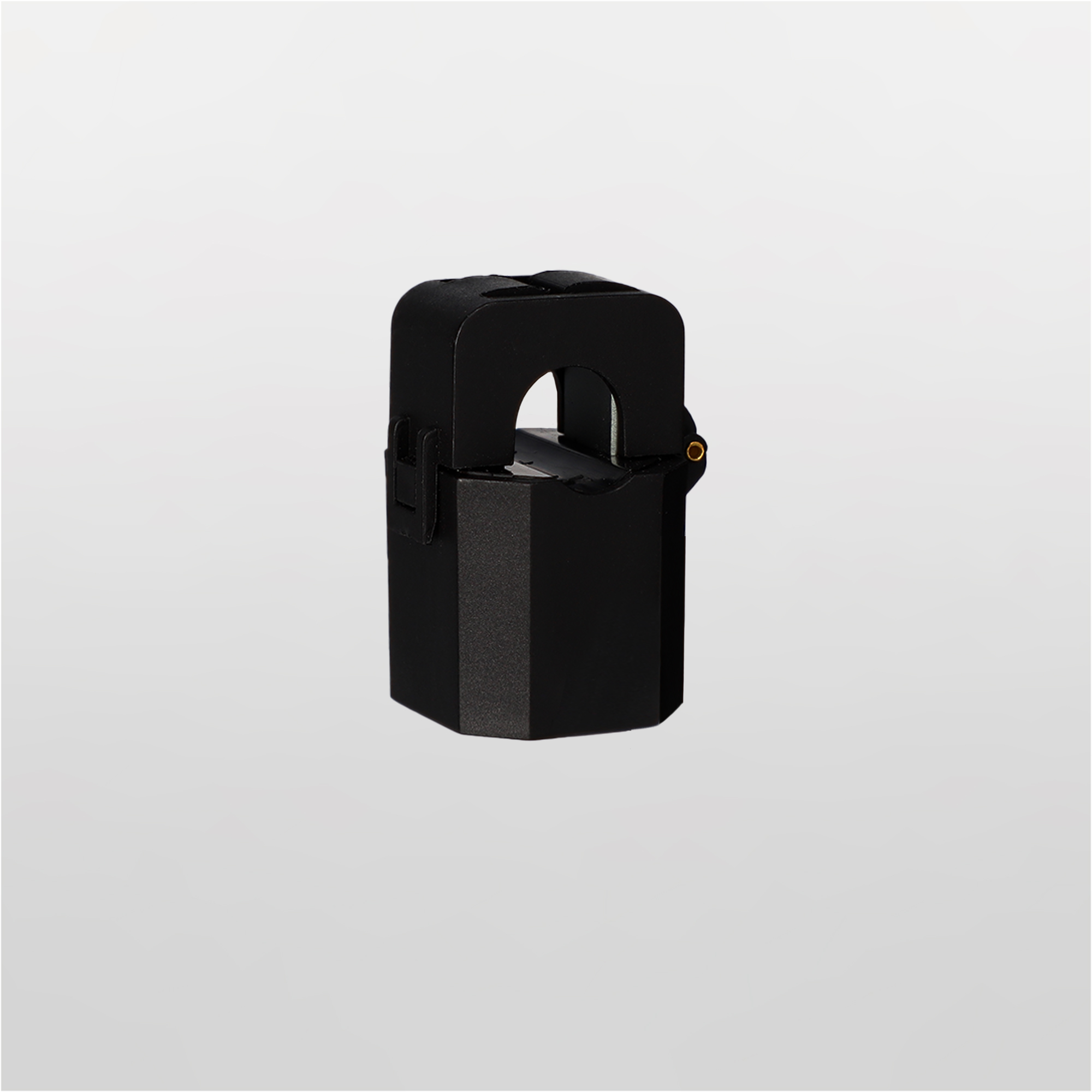 Sensor de corriente rectangular negro con apertura central, sobre fondo gris.