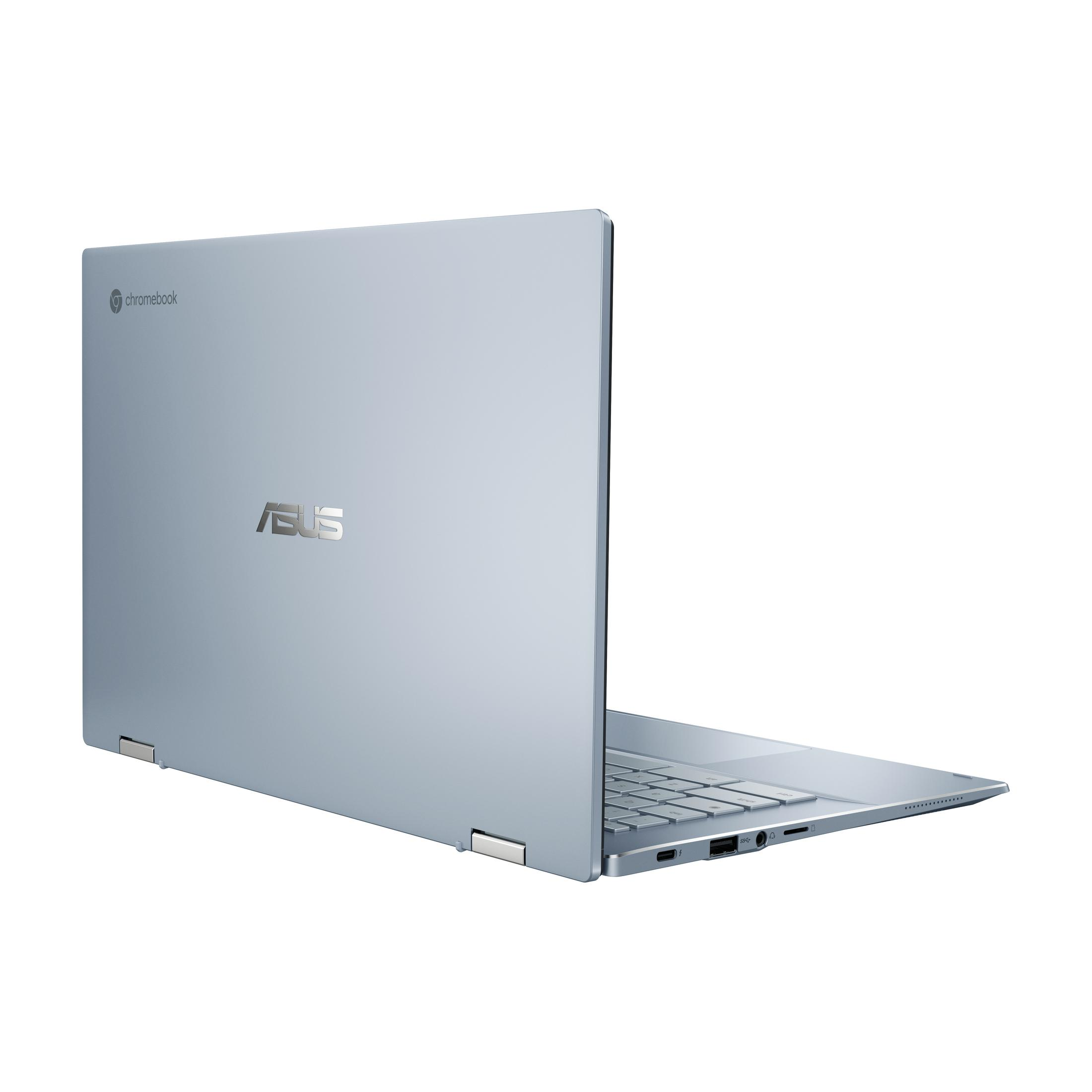 Blauer Laptop auf weißem Hintergrund abgewinkelt. Das Wort 'chromebook' steht auf dem Deckel.
