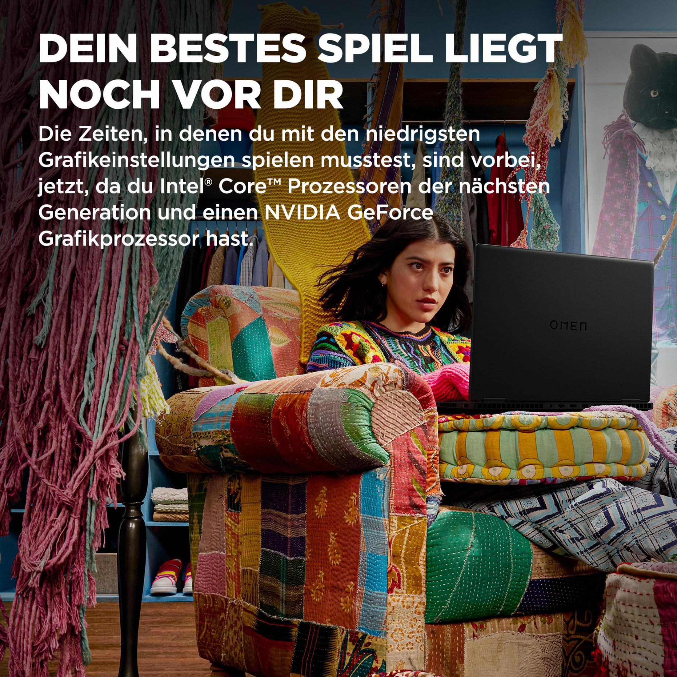 Eine Frau benutzt einen schwarzen Laptop auf einem bunten Sofa, Raum im Hintergrund. OMEN auf dem Laptop.