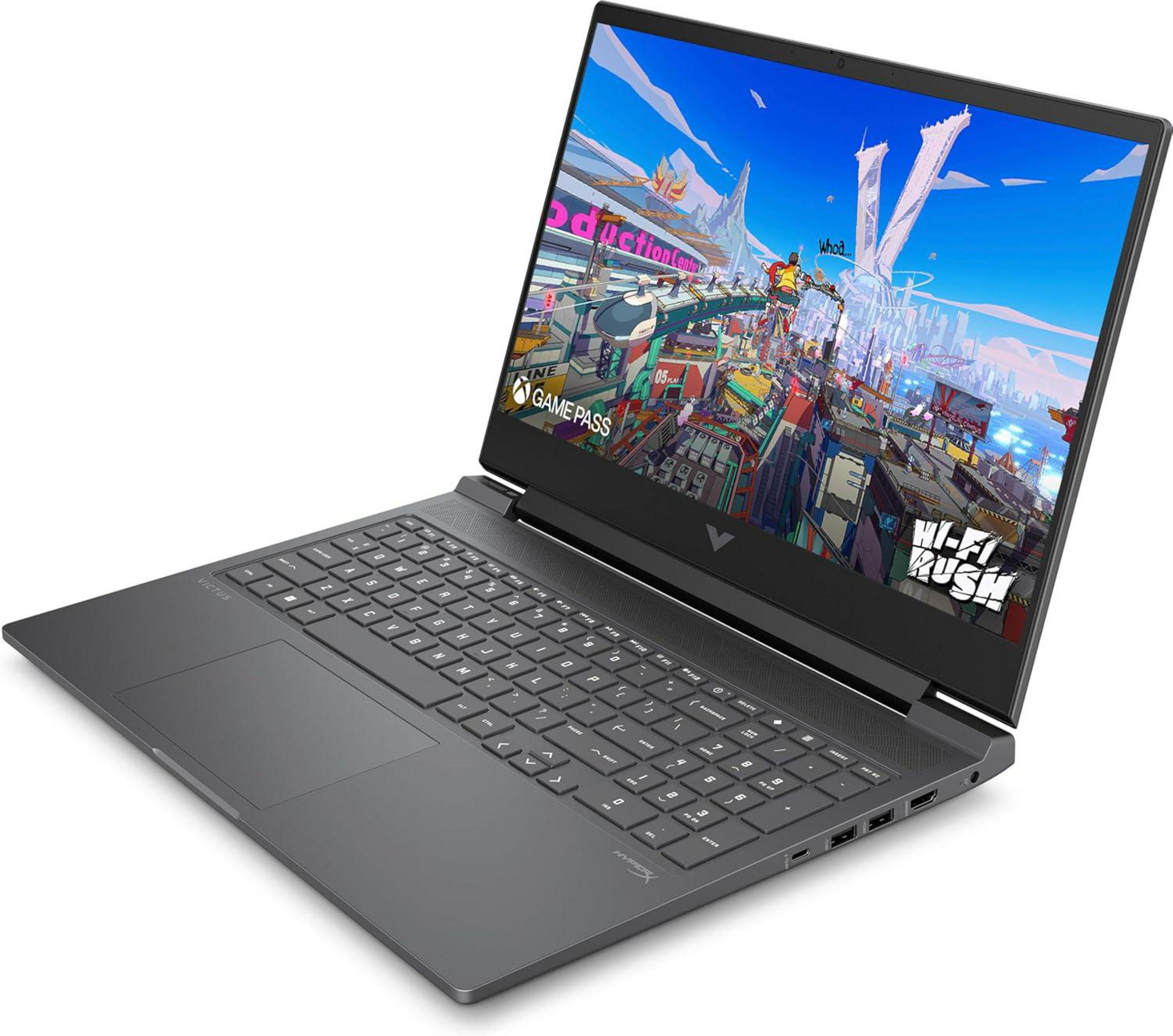 Grauer HP-Laptop mit Spiel auf dem Bildschirm, abgewinkelt auf weißem Hintergrund.