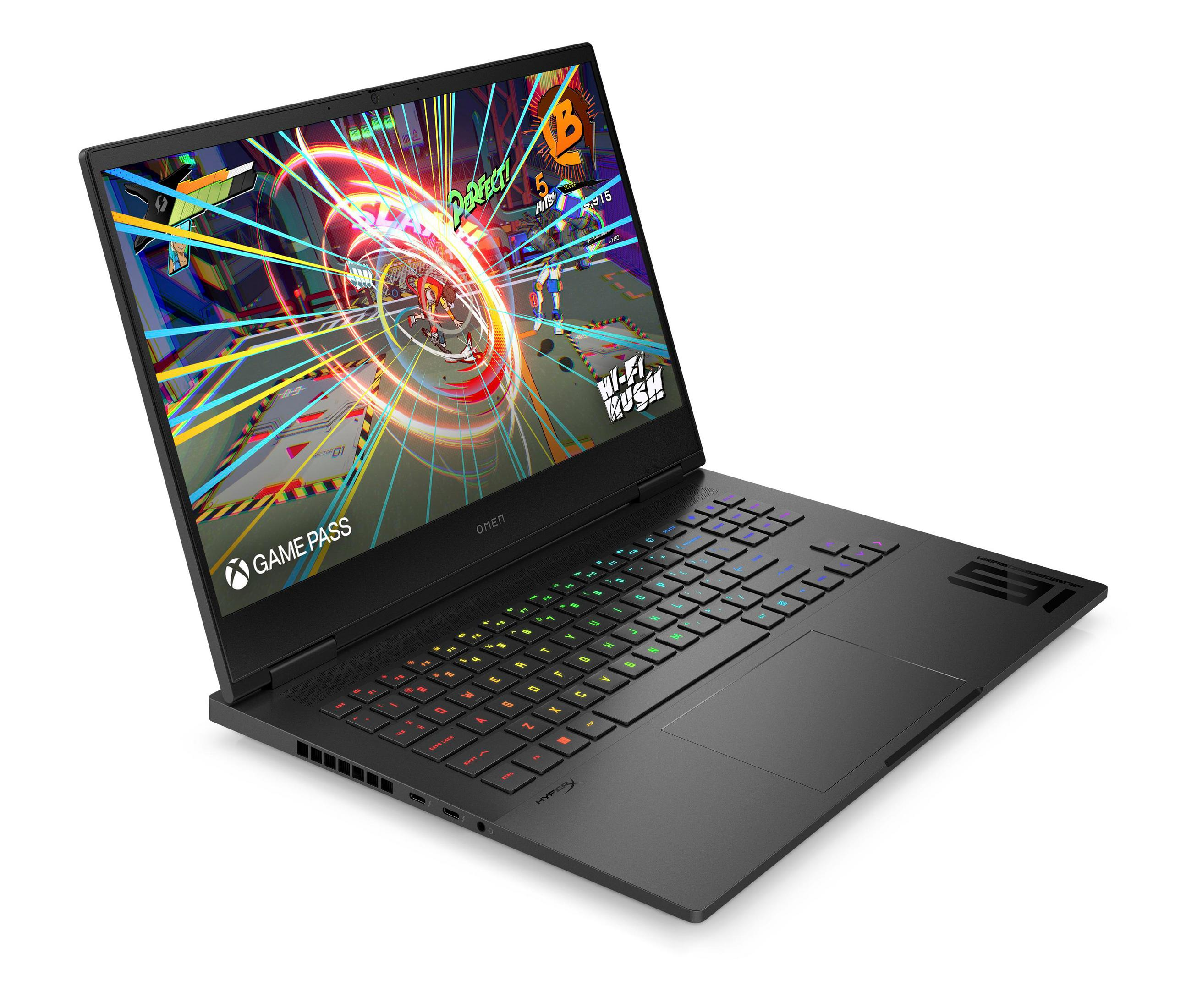 Schwarzer Omen-Laptop mit Spiel auf dem Bildschirm, abgewinkelt auf weißem Hintergrund.