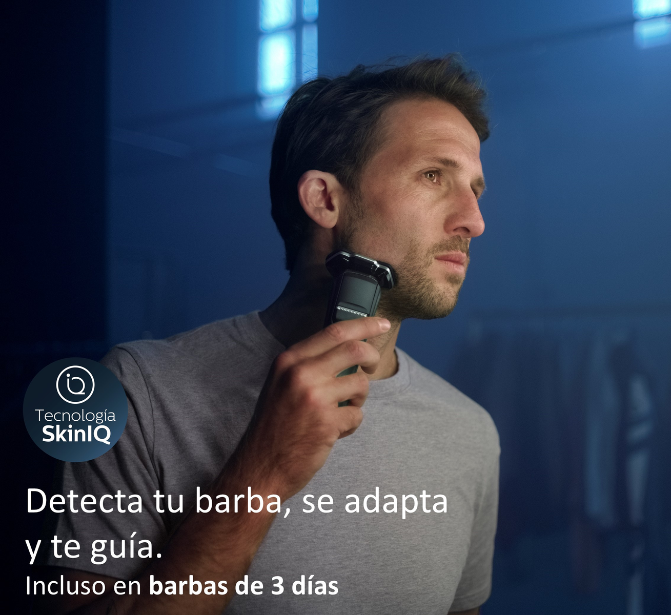 Hombre se afeita la barba con afeitadora, texto indica que se adapta a la barba.