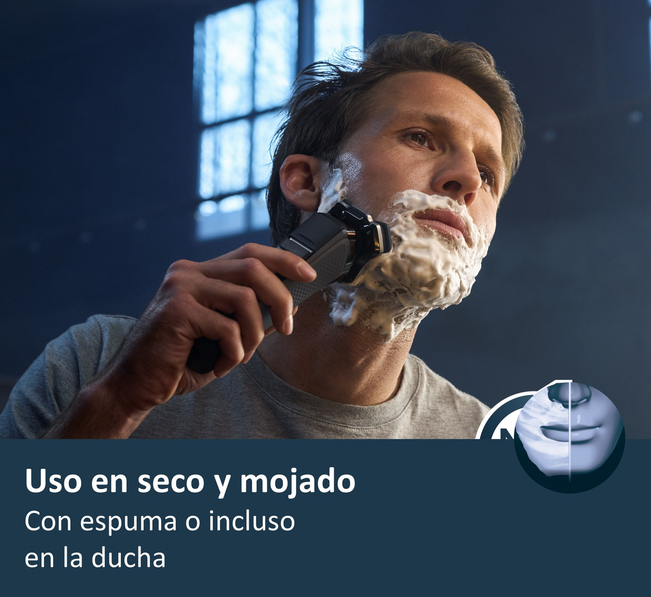 Hombre afeitándose con afeitadora Philips con espuma en la ducha. Uso en seco y mojado.