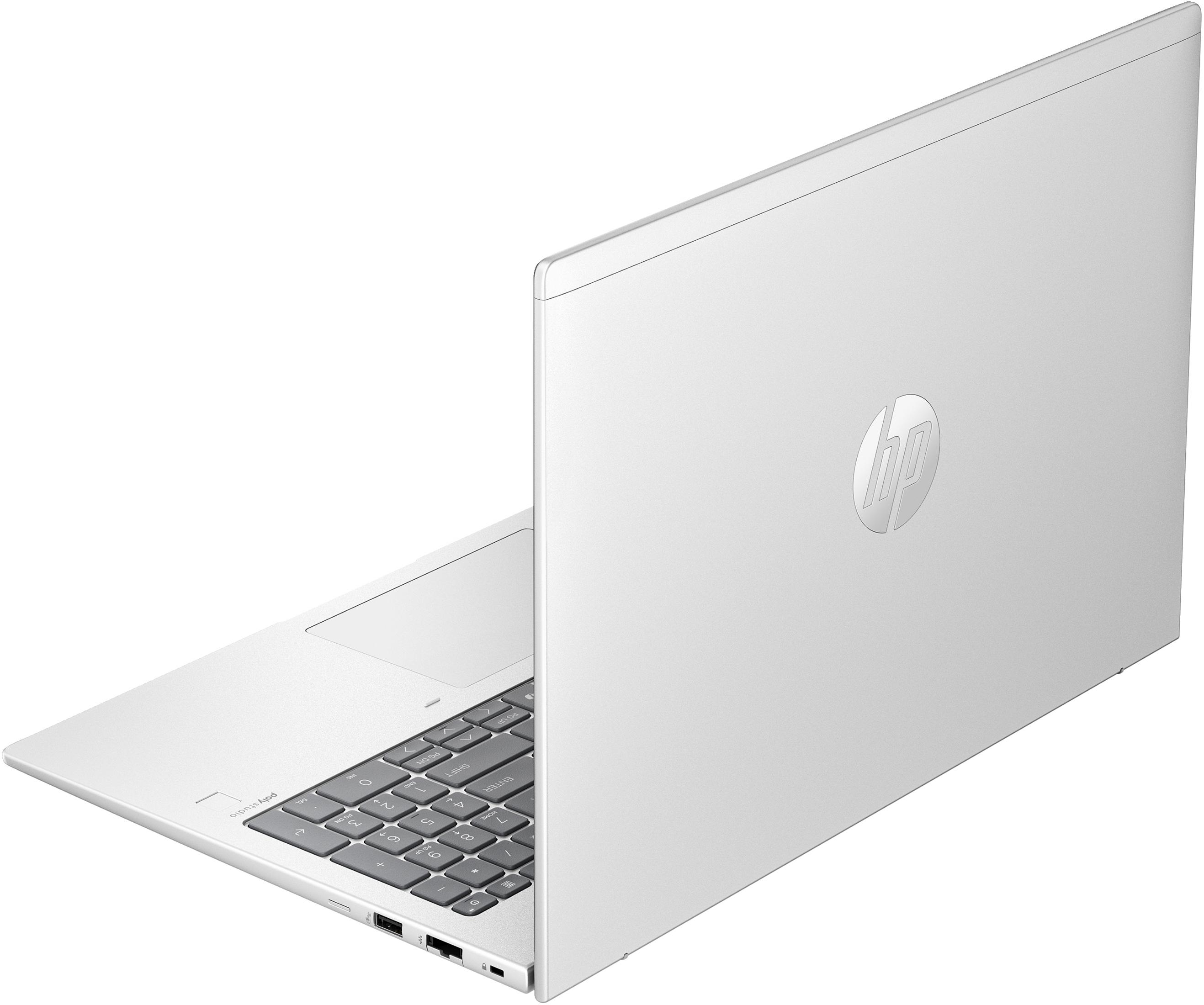 Biały laptop, widok pod kątem. Logo HP na tylnej pokrywie. Widoczna klawiatura i gładzik.