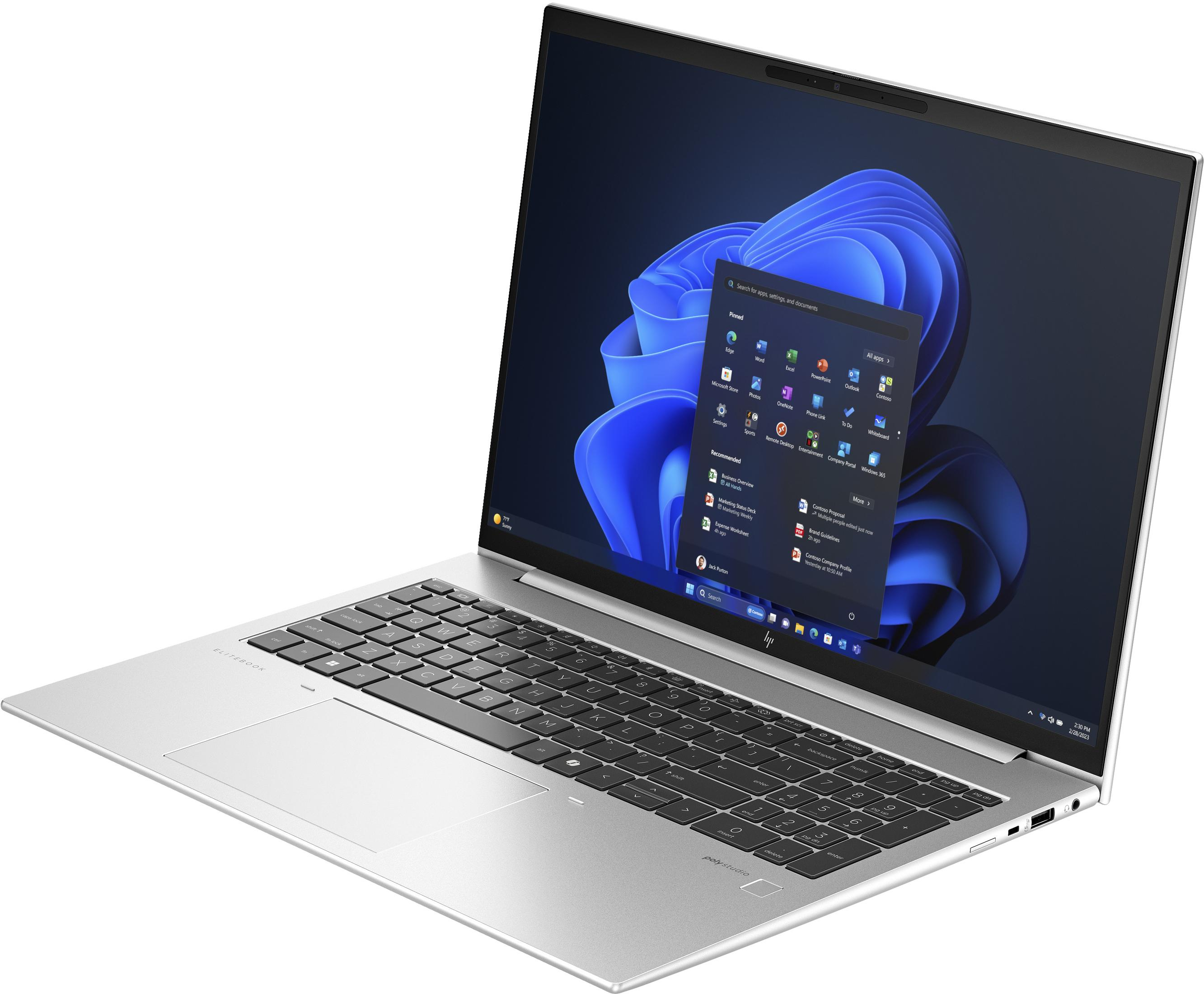 Silberner Laptop offen, Winkelansicht, auf Weiß. Bildschirm zeigt Windows 11-Menü. Tastatur und Touchpad sichtbar.