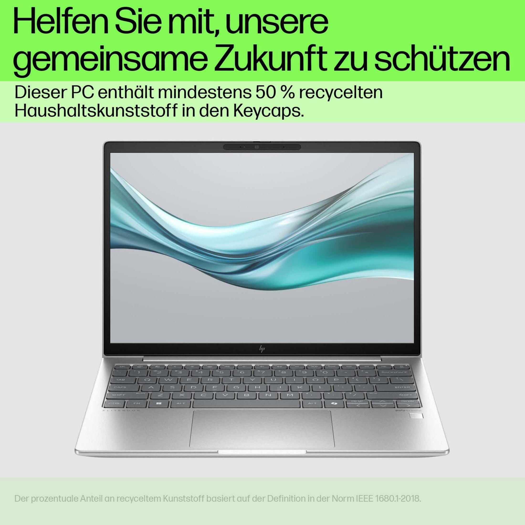 Laptop mit eingeschaltetem Bildschirm. Silberne Farbe. Tastatur sichtbar. Text über recycelte Materialien.