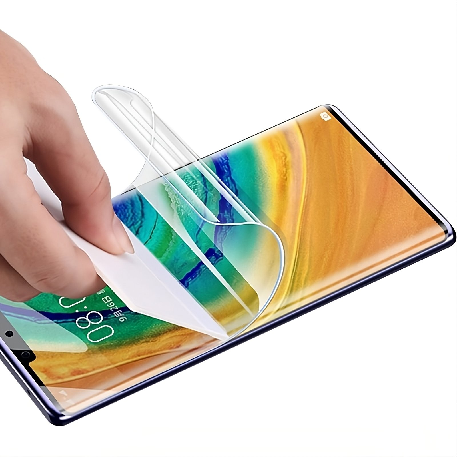Mano quitando protector de pantalla de un smartphone, mostrando fondo colorido.