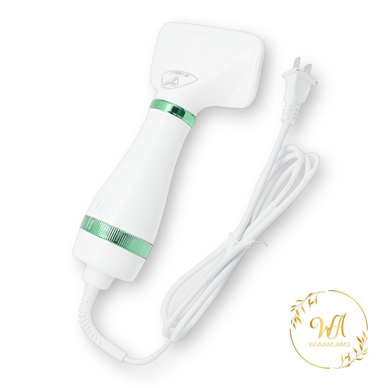 Secador de pelo blanco con un acento verde y un cable blanco. Aislado sobre una superficie blanca.