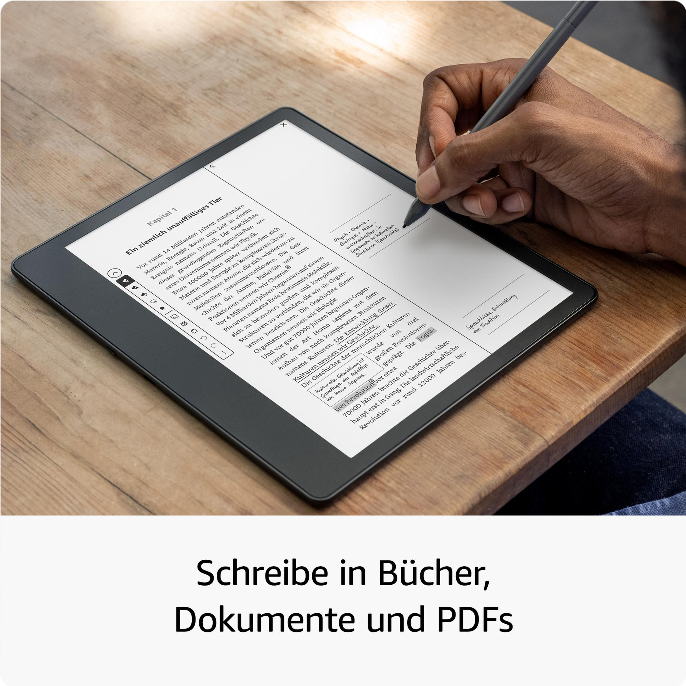 Una persona escribe en un Kindle Scribe. La pantalla muestra texto y un bolígrafo en la mano. El fondo está borroso.