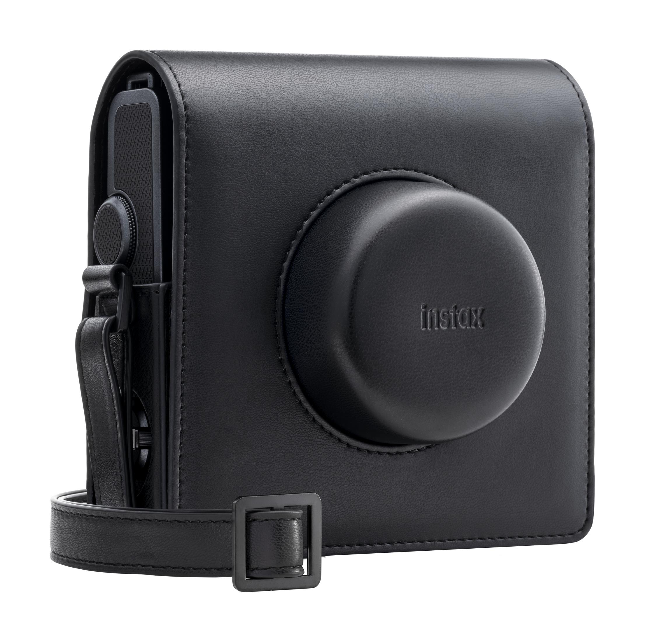 Schwarze Leder-Kameratasche mit Gurt. Die Tasche ist quadratisch, mit geprägtem Instax-Logo.