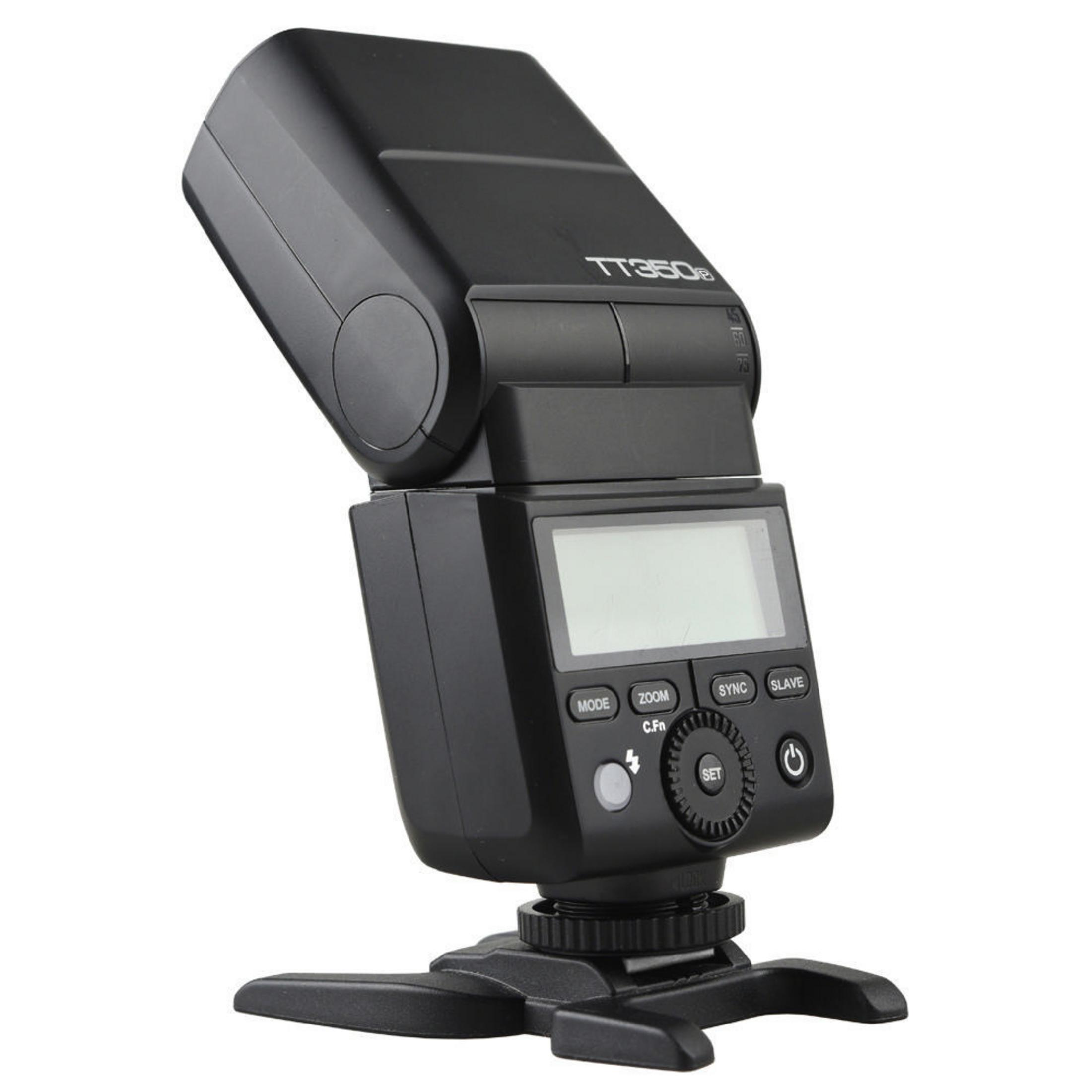 Flash della fotocamera nero. Ha un display e diversi pulsanti. Montato su un supporto. Sfondo bianco.