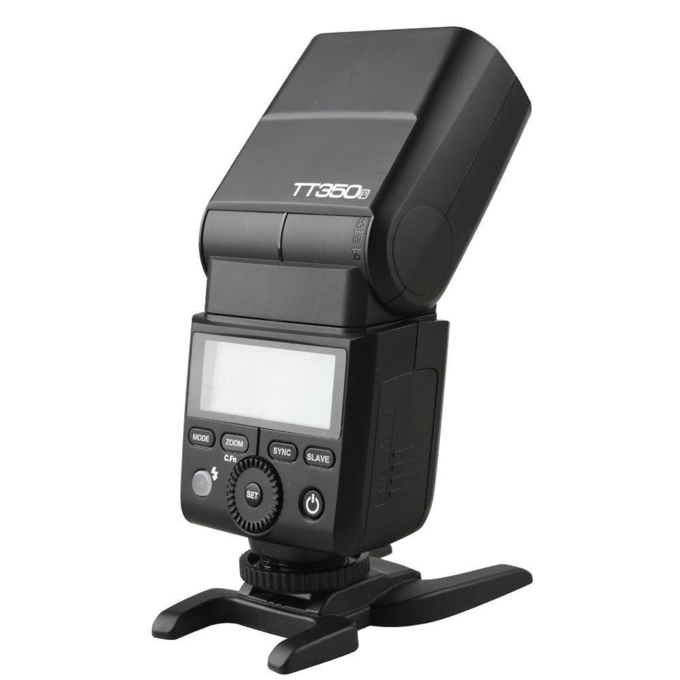 Flash fotocamera nero con display e pulsanti. Montato su un supporto. Sfondo bianco.