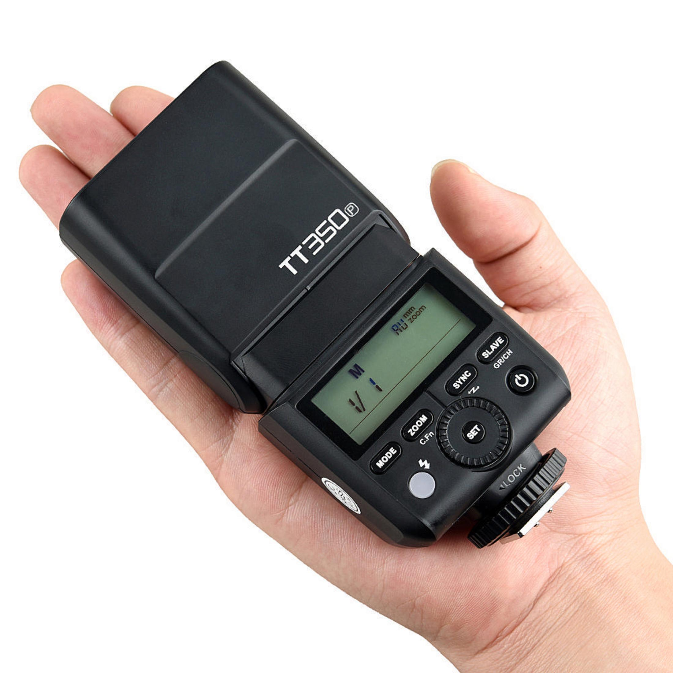 Flash nero per fotocamera in mano. Con display e pulsanti.