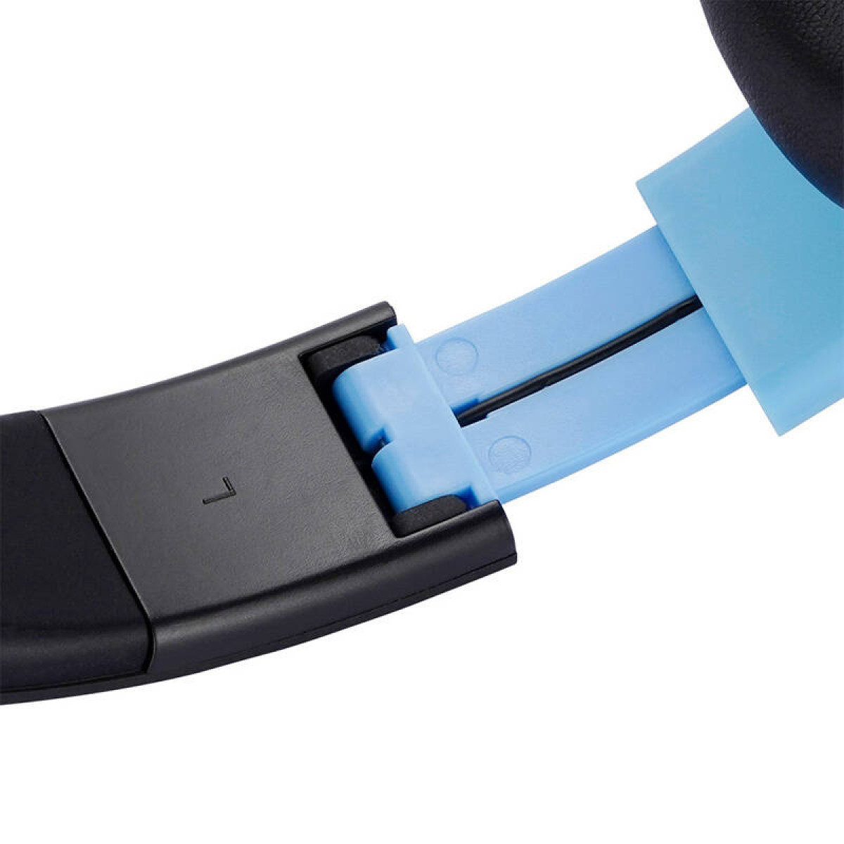 Primo piano di cuffie con design nero e blu, che mostra la parte regolabile.