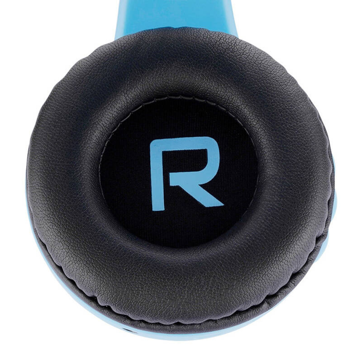 Cuffie blu, primo piano del padiglione, con una 'R'.