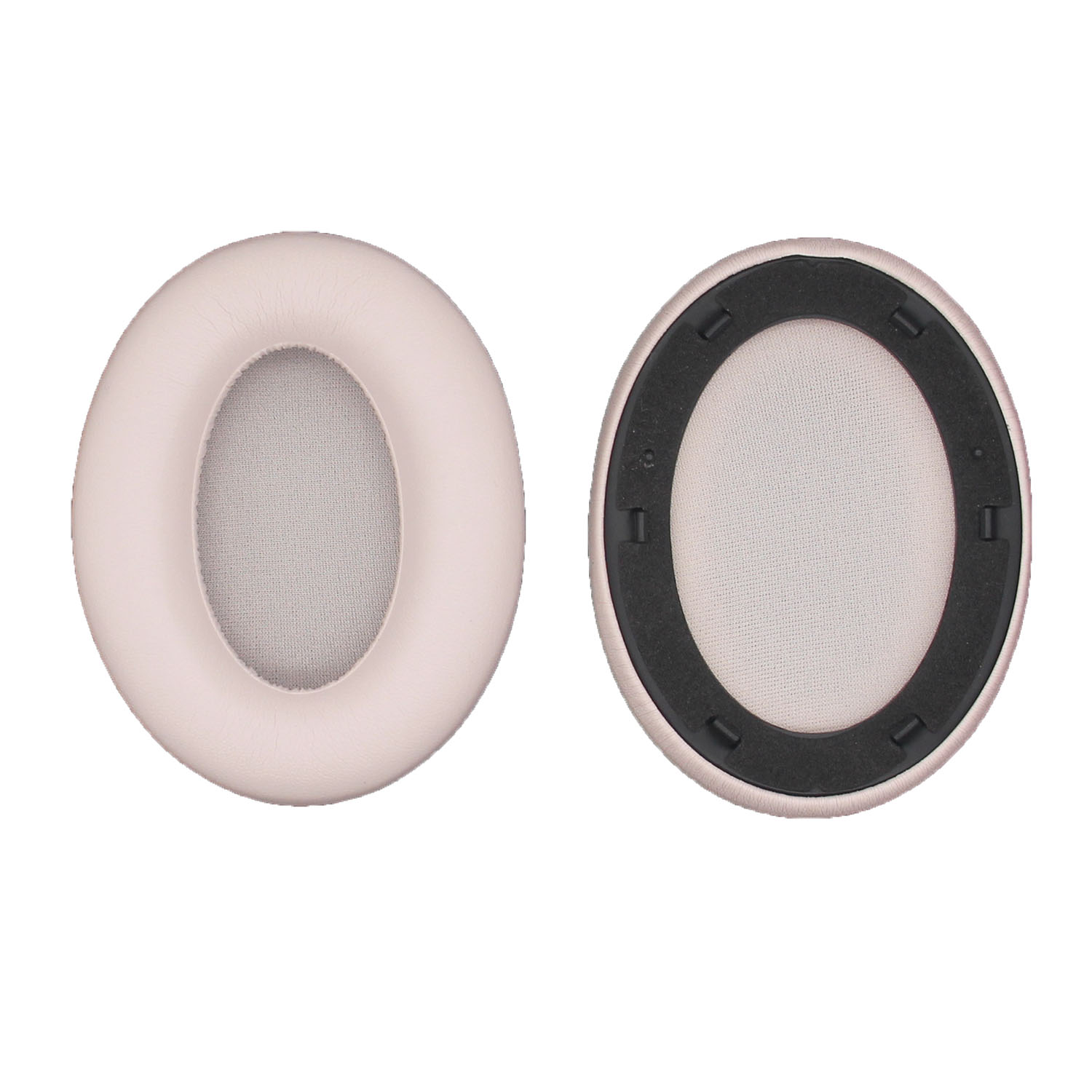 Due cuscinetti auricolari beige per cuffie, uno con un anello nero, su sfondo bianco.