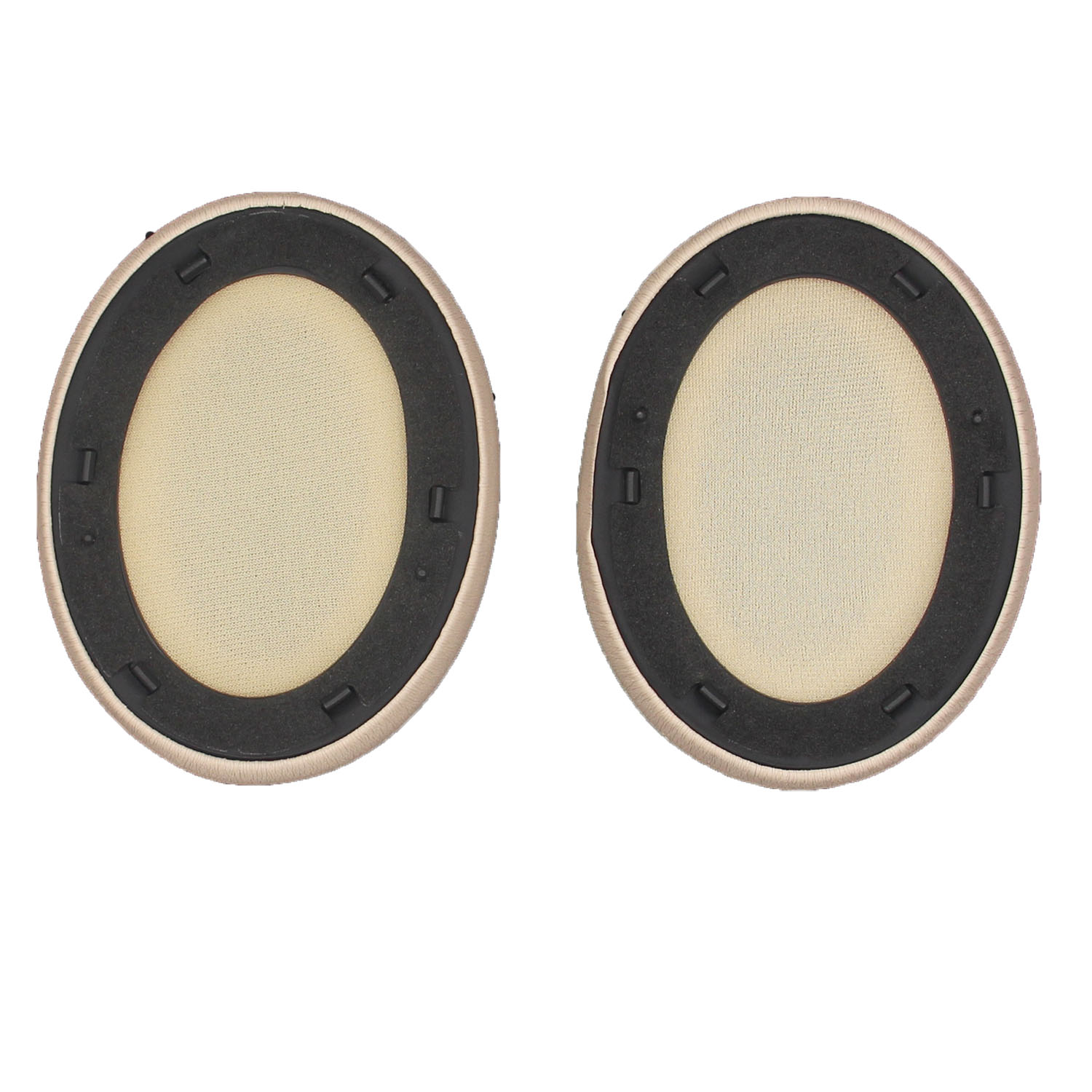 Due cuscinetti auricolari. Cuscinetti beige con bordi neri. Lo sfondo è bianco.