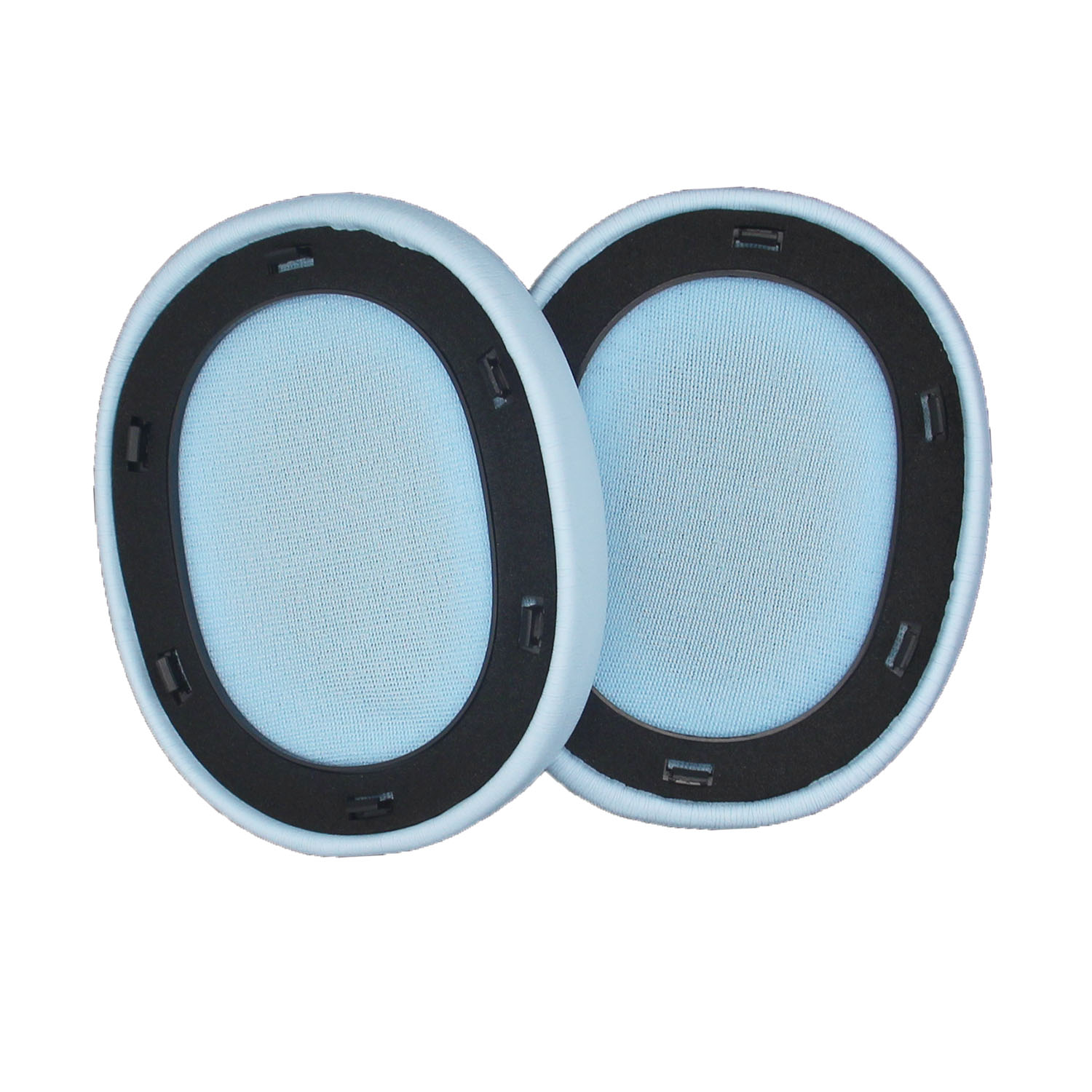 Due cuscinetti auricolari blu chiaro. Sono ovali con anello interno nero.