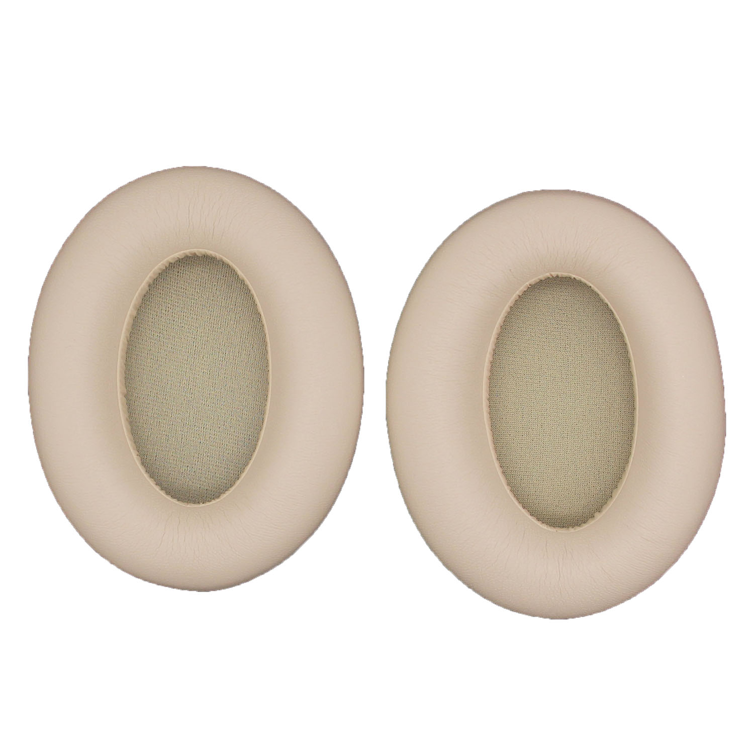 Due cuscinetti auricolari color crema. La superficie di ogni cuscinetto è visibile. Sfondo bianco.