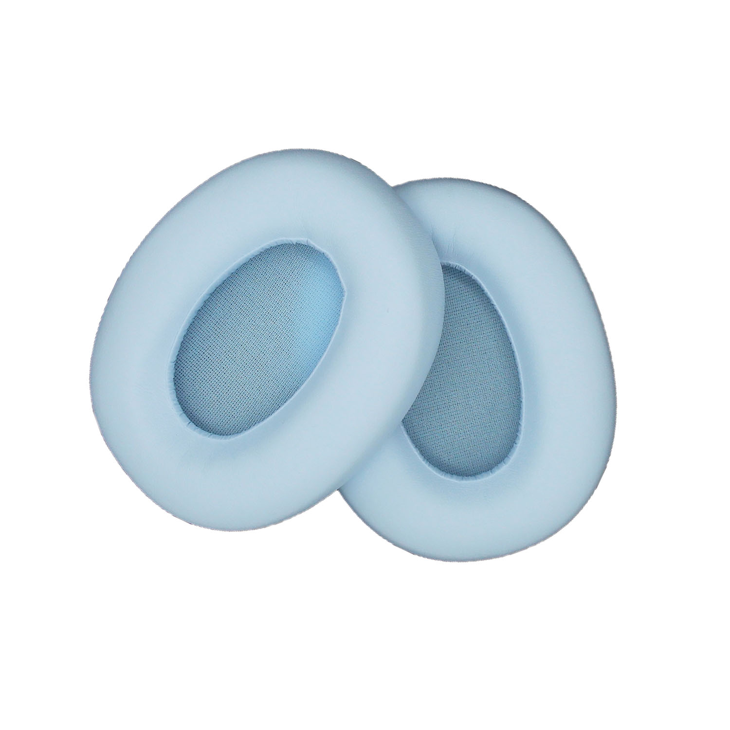 Due cuscinetti auricolari azzurri isolati su sfondo bianco. I cuscinetti sono ovali.