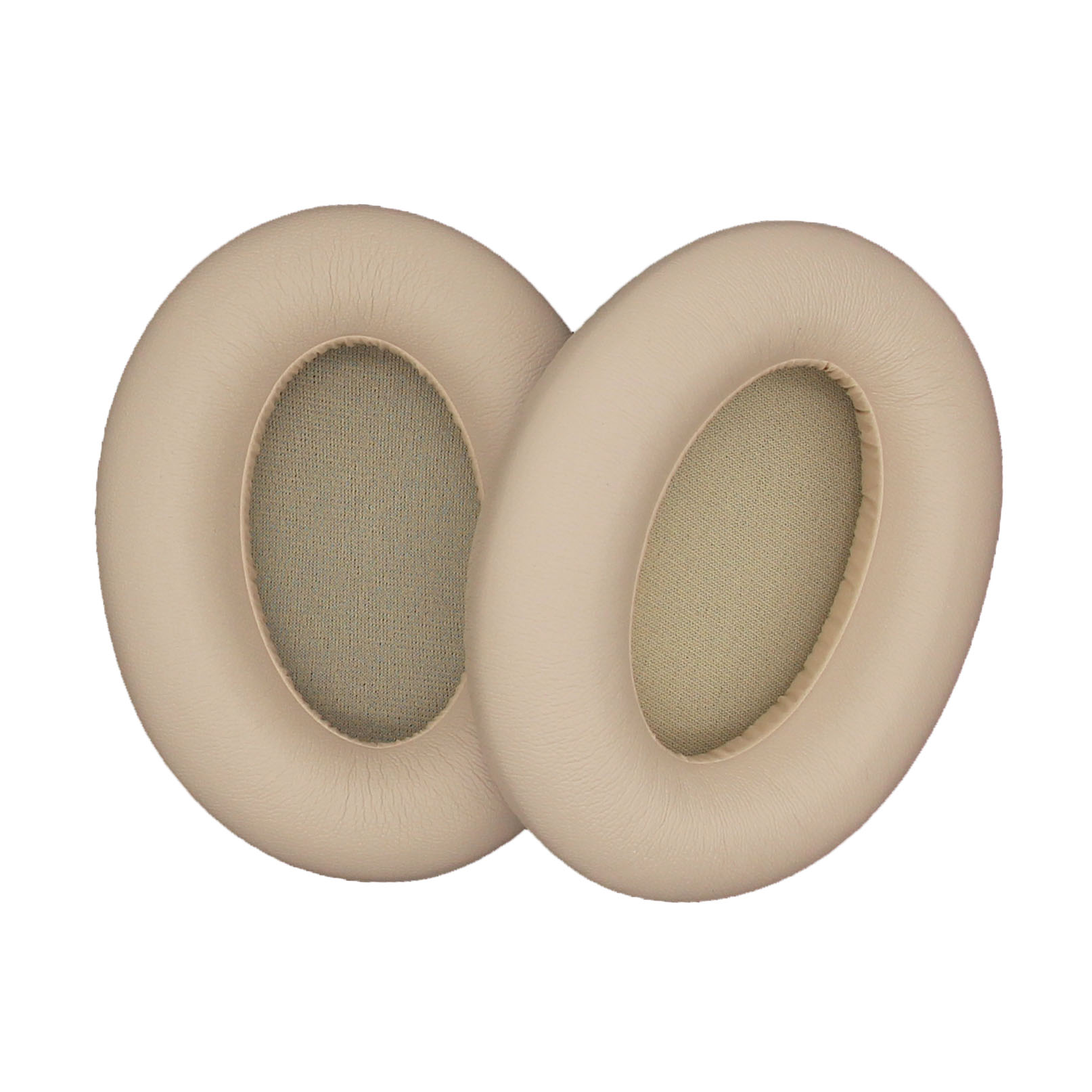 Due cuscinetti auricolari beige. Hanno forma ovale.