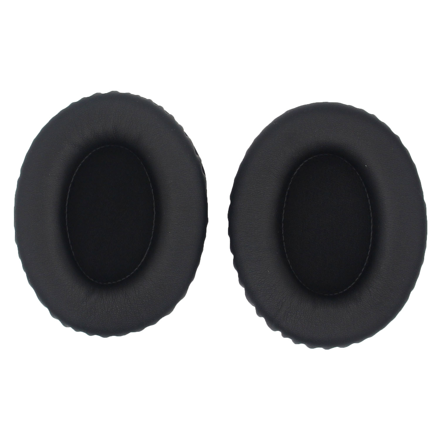 Due cuscinetti auricolari neri, forma circolare, per cuffie. Sfondo bianco.