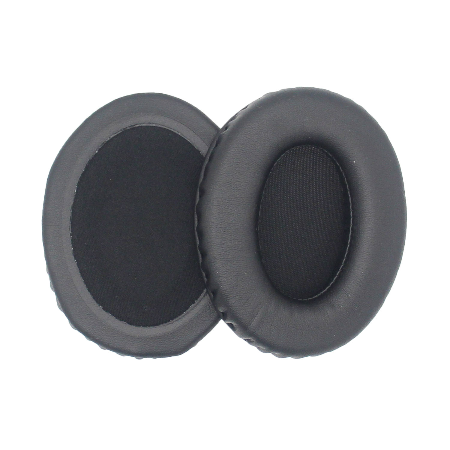 Due cuscinetti auricolari neri, forma circolare, per cuffie. Sfondo bianco.