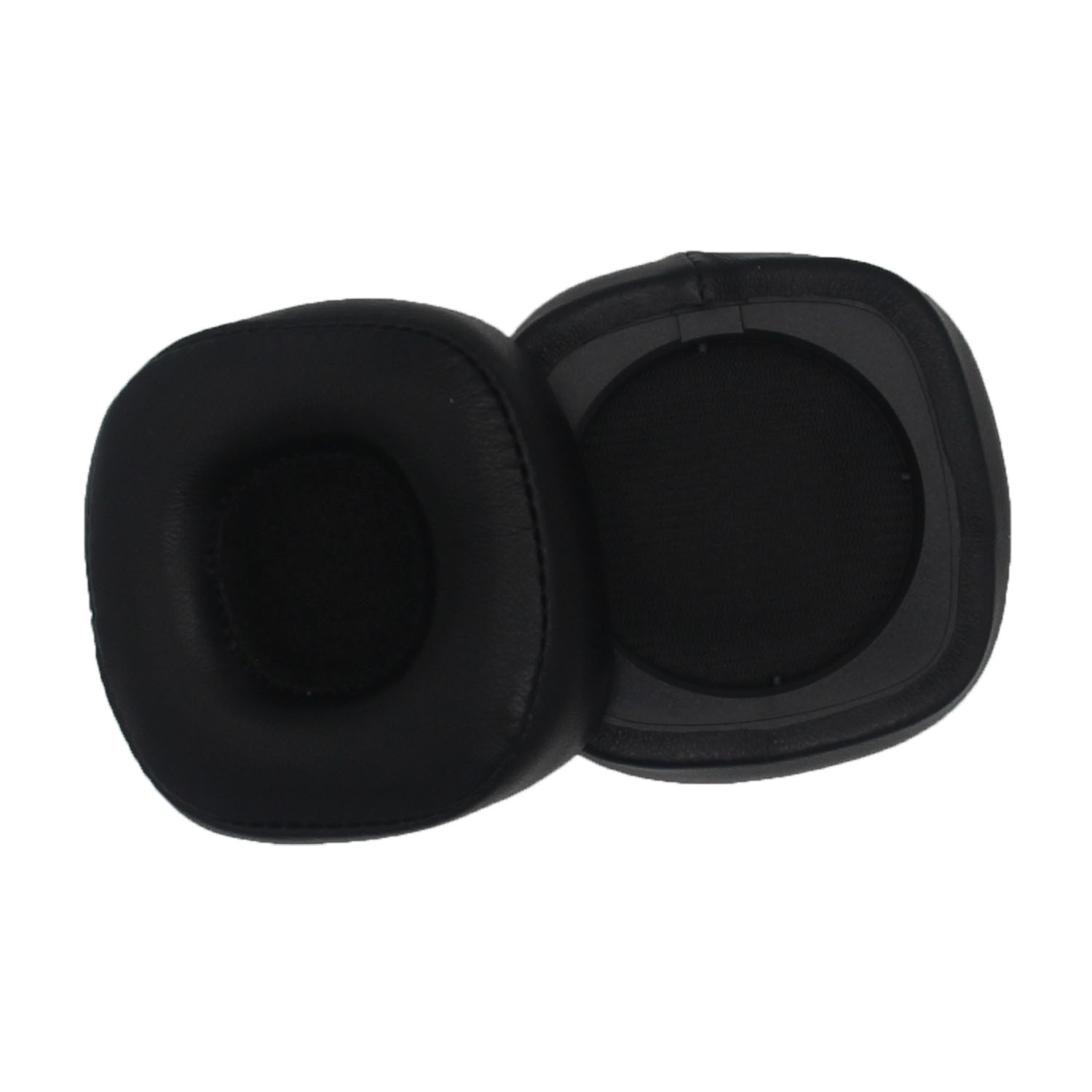 Due cuscinetti auricolari neri per cuffie, uno con l'interno visibile, su sfondo bianco.