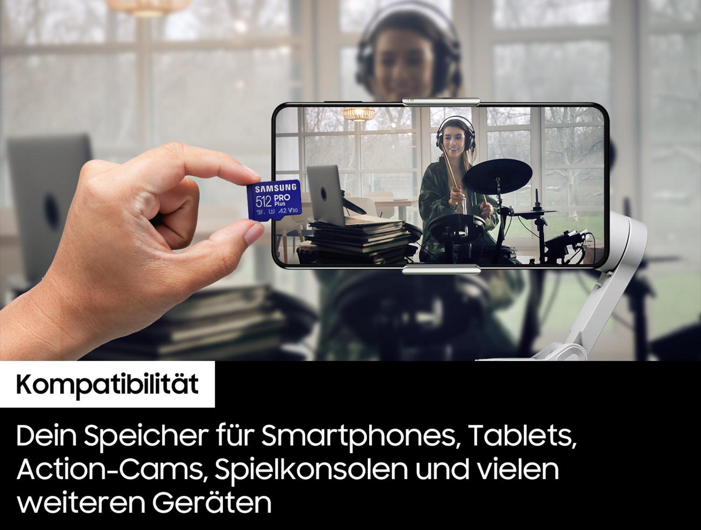 Osoba trzymająca kartę SD Samsung w pobliżu urządzenia mobilnego.