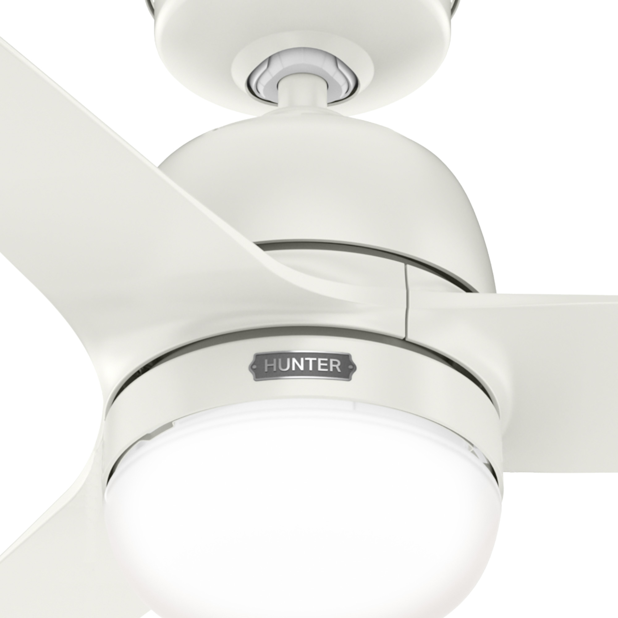 Weißer Deckenventilator mit drei Flügeln und einer Leuchte. Der Markenname 'Hunter' ist sichtbar.