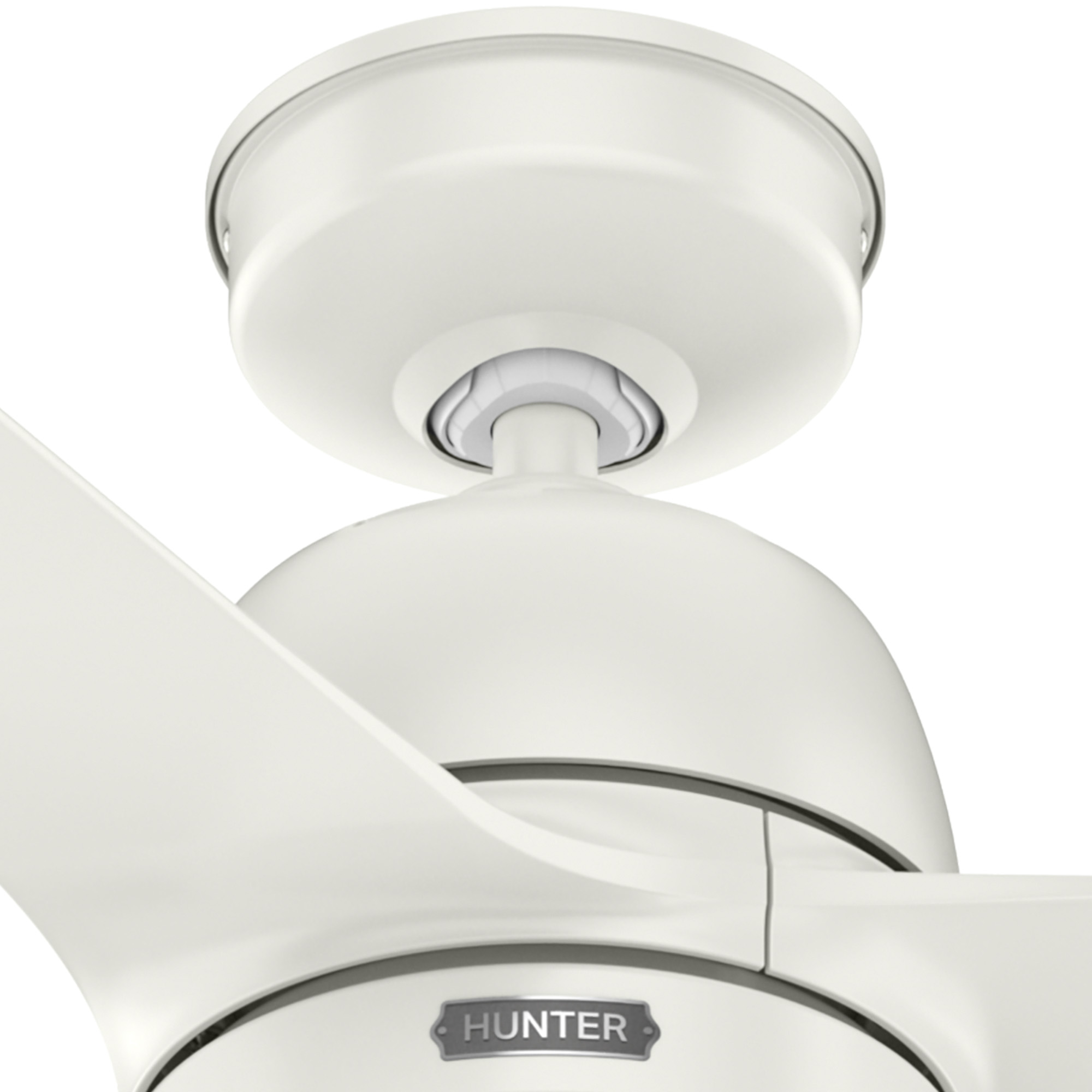 Weißer Deckenventilator, drei Flügel und ein weißes Gehäuse.