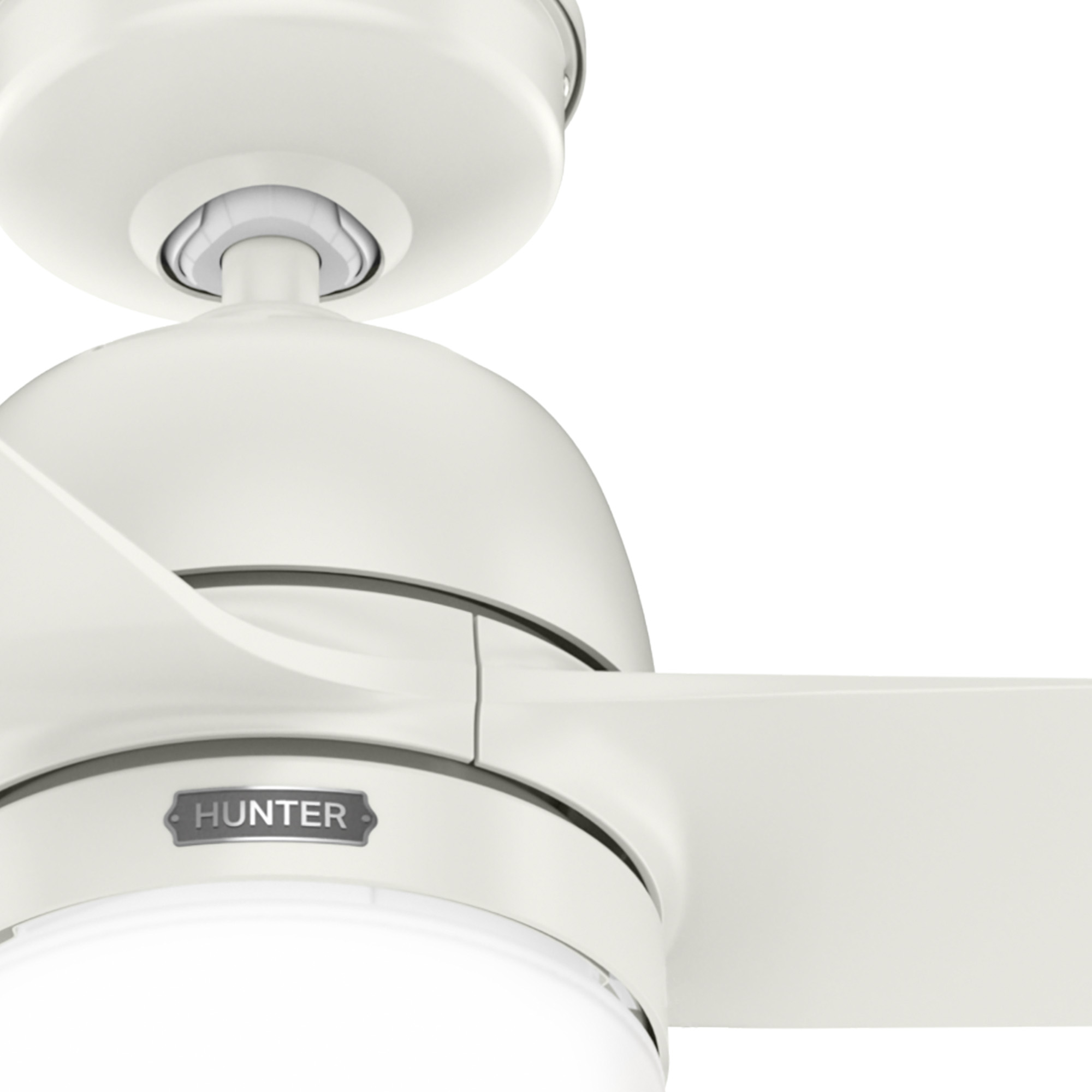 Nahaufnahme eines weißen Deckenventilators. Das Hunter-Logo ist sichtbar. Die Blätter sind ausgezogen. Weißer Hintergrund.