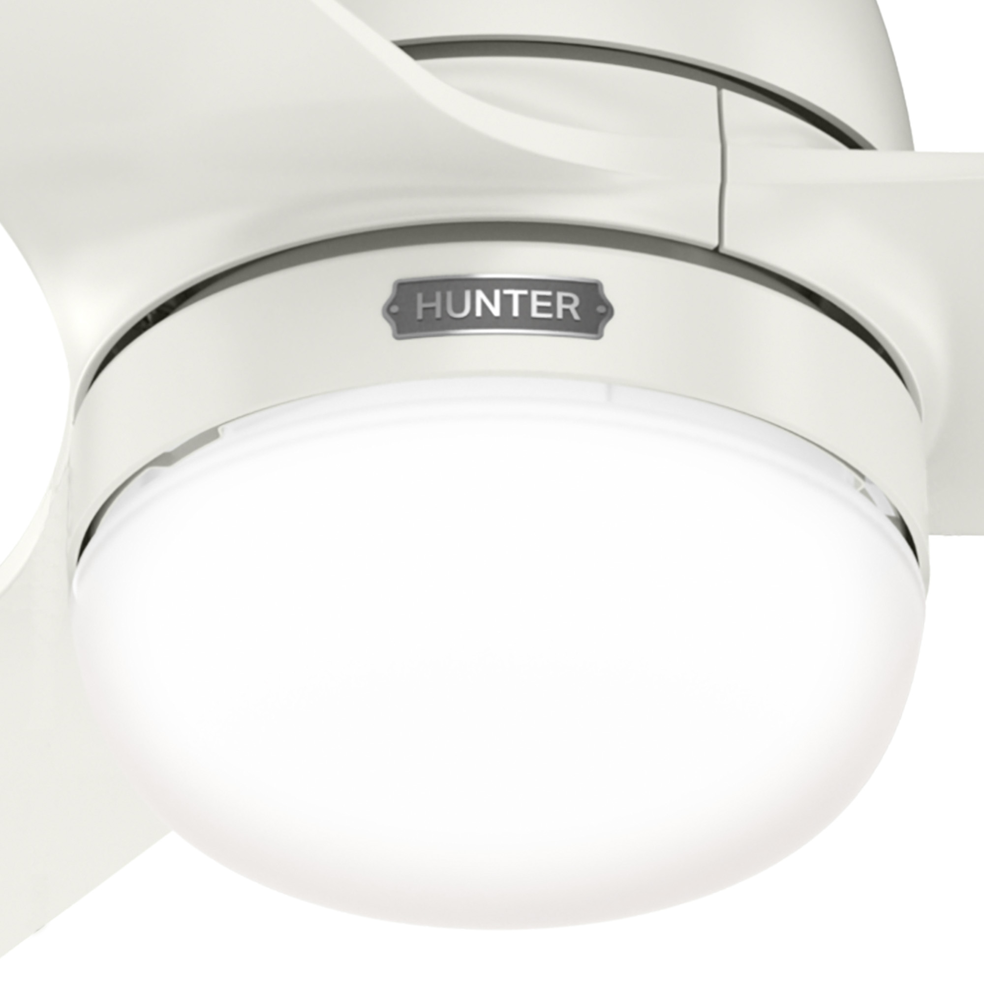 Weißer Deckenventilator mit drei Flügeln und einer Leuchte. Der Markenname 'Hunter' ist sichtbar.
