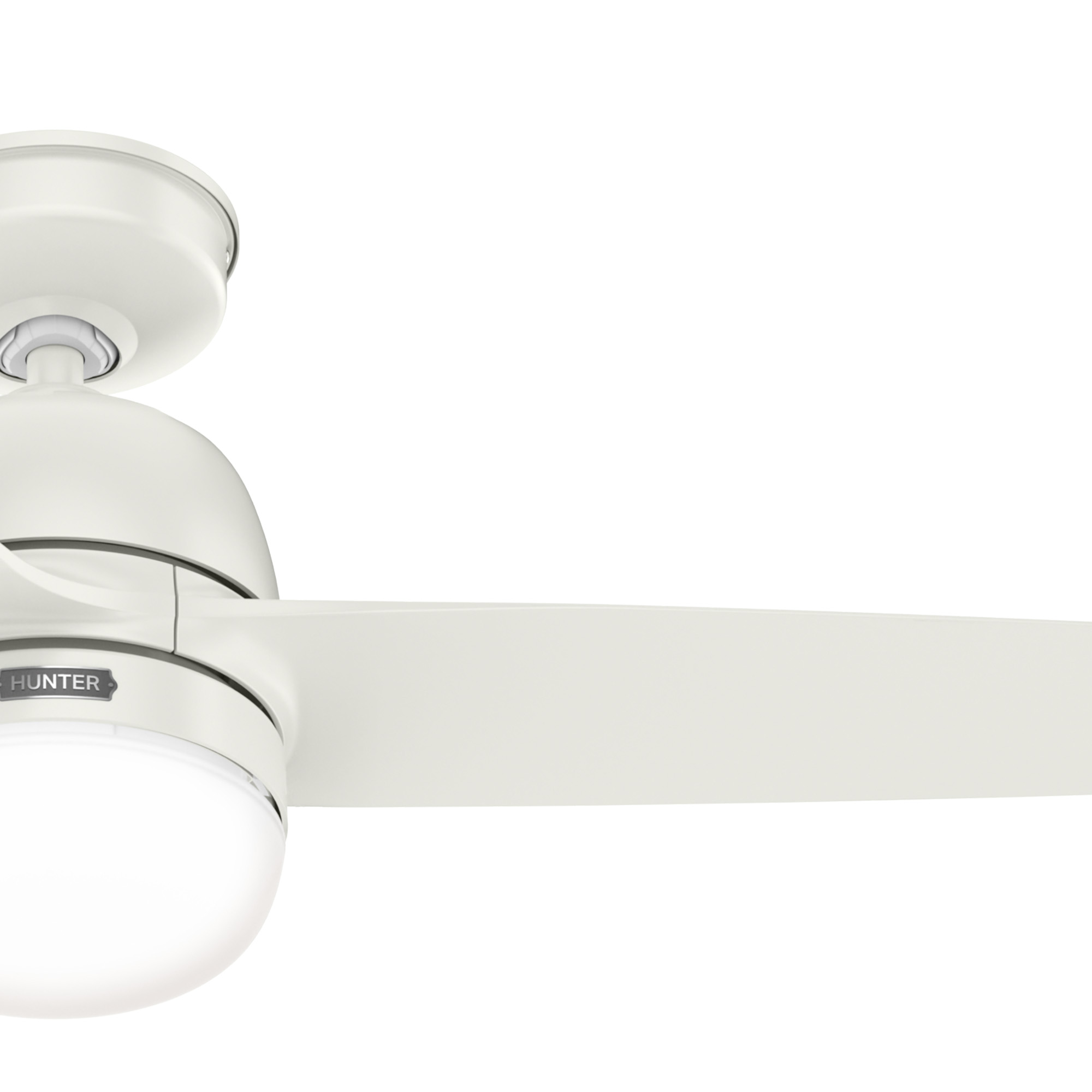 Weißer Deckenventilator mit drei Flügeln. Eine Leuchte ist vorhanden und der Markenname 'Hunter' ist sichtbar.
