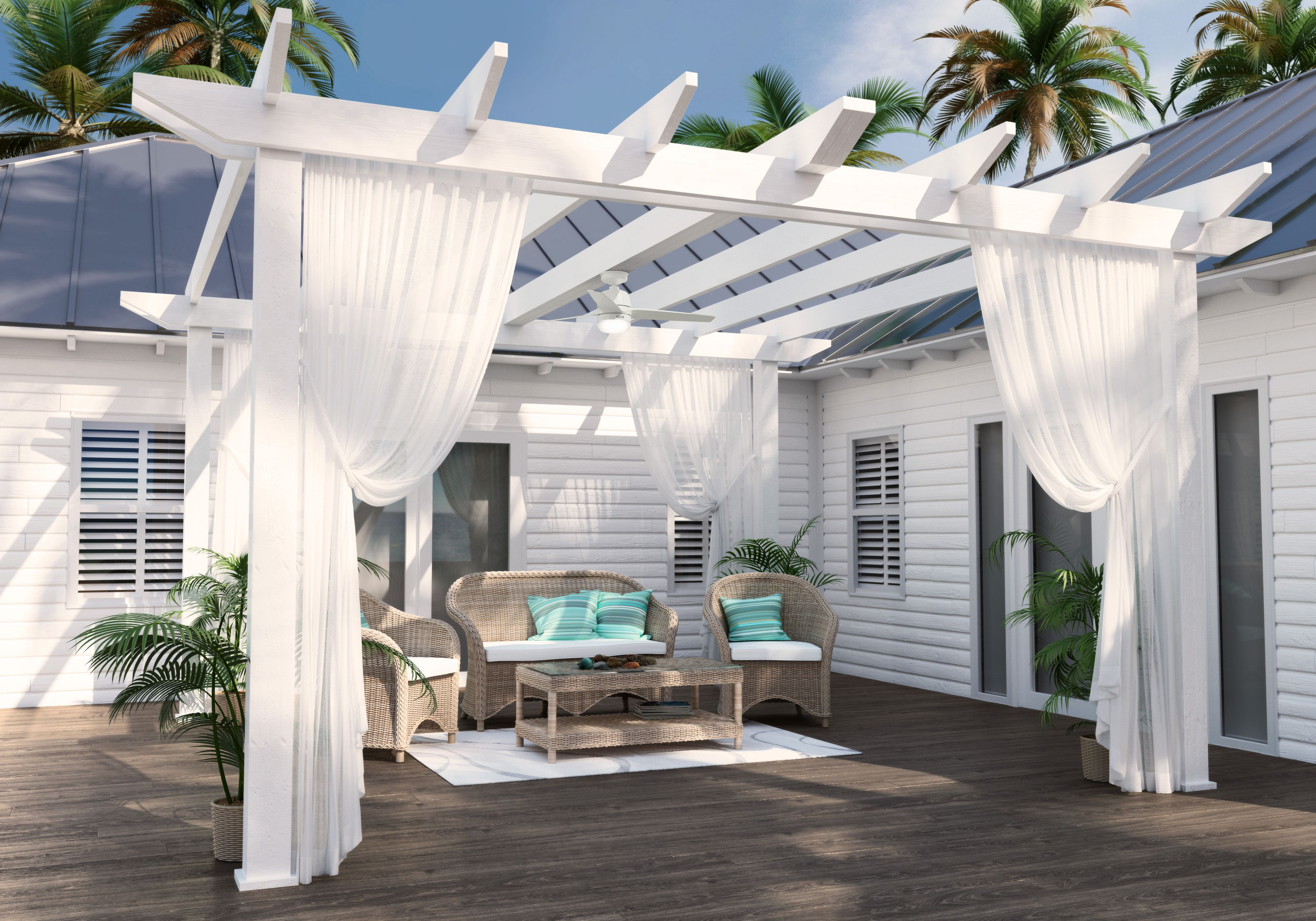 Terrasse im Freien mit Pergola. Weiße Vorhänge, Korbmöbel und Palmen. Blauer Himmel und Strand im Hintergrund.