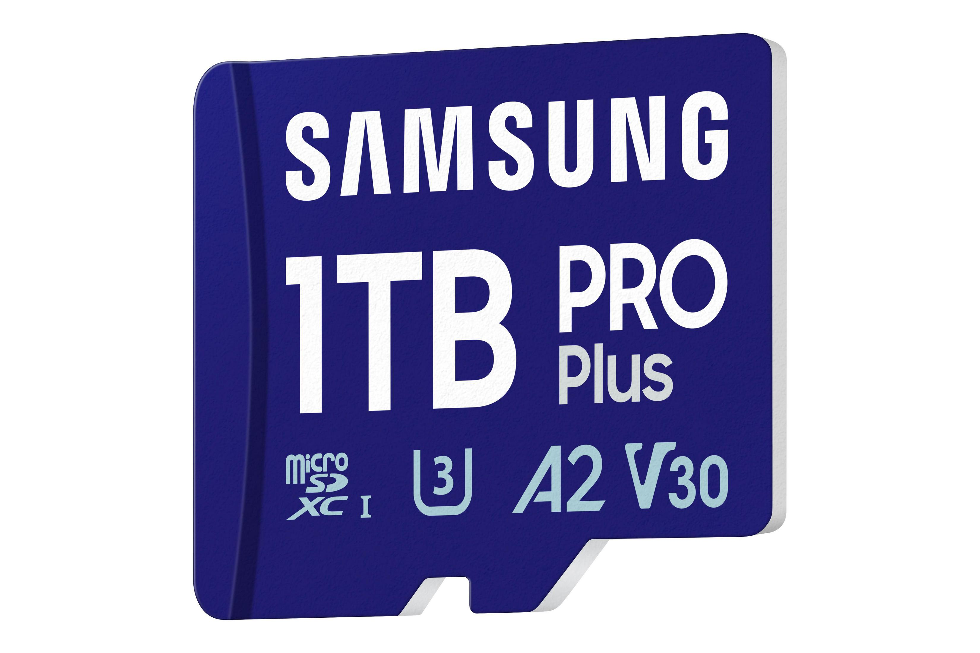 Zbliżenie karty microSD Samsung 1TB Pro Plus. Niebieska karta z białym tekstem. Symbole MicroSDXC, U3, A2, V30.