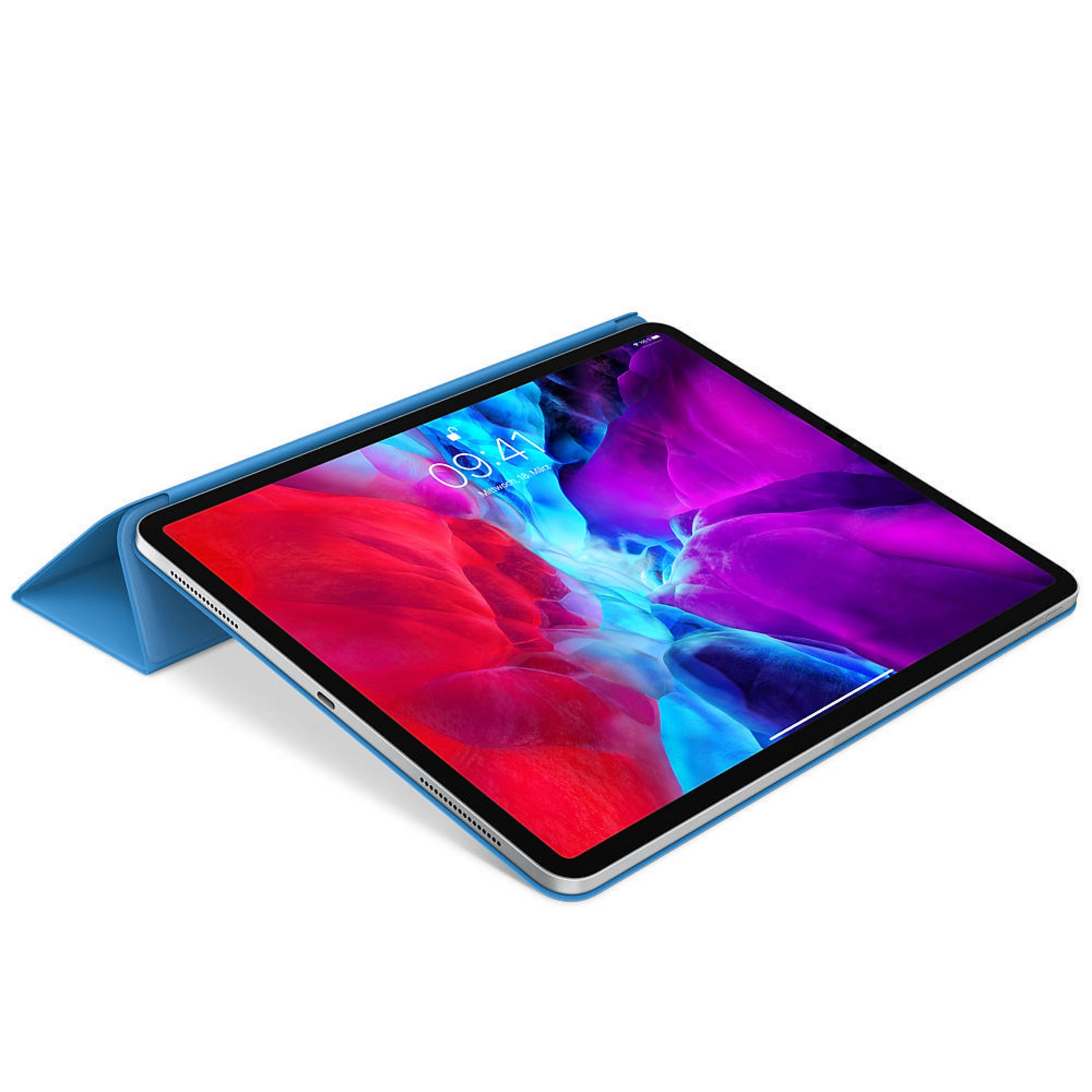 Tablet in einer blauen Hülle, Bildschirm zeigt ein farbenfrohes Bild, weißer Hintergrund.
