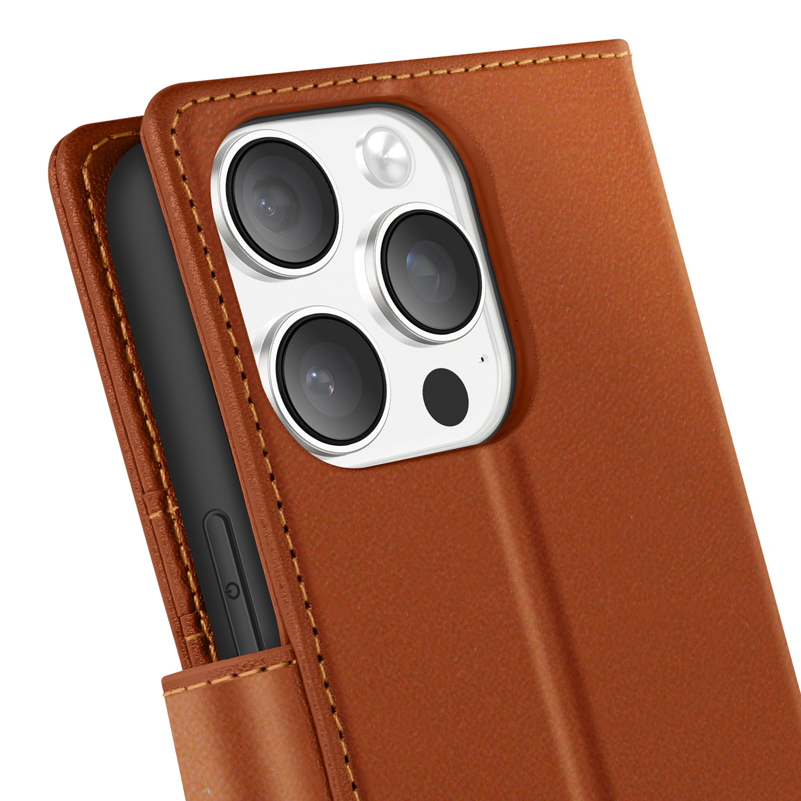 Custodia a portafoglio marrone per telefono parzialmente aperta, che mostra il telefono con più obiettivi della fotocamera. La custodia è marrone.