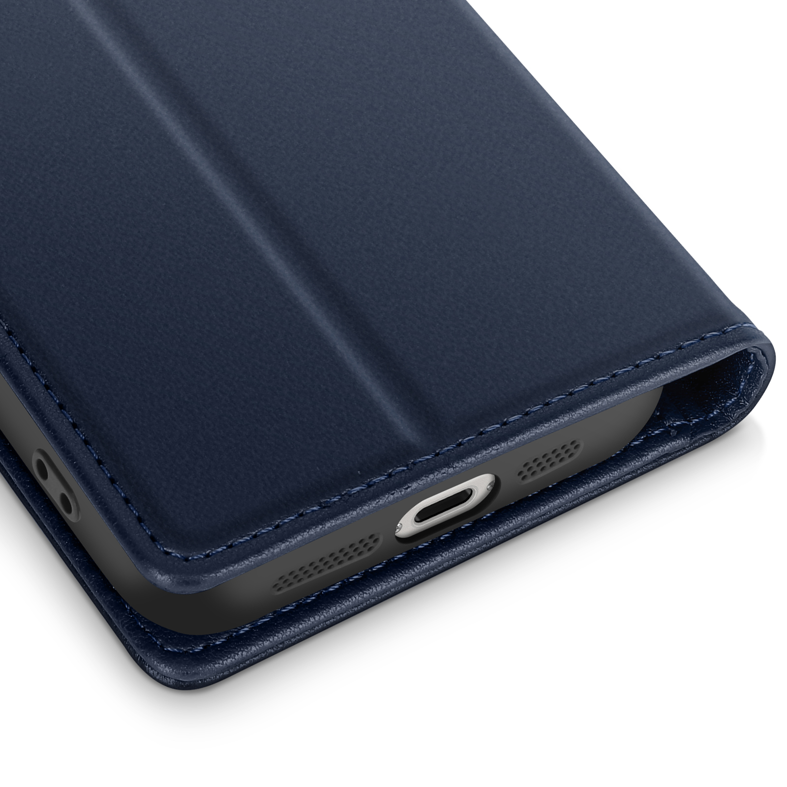 Primo piano di una custodia per telefono blu scuro, che mostra la parte inferiore del telefono. La custodia è chiusa.