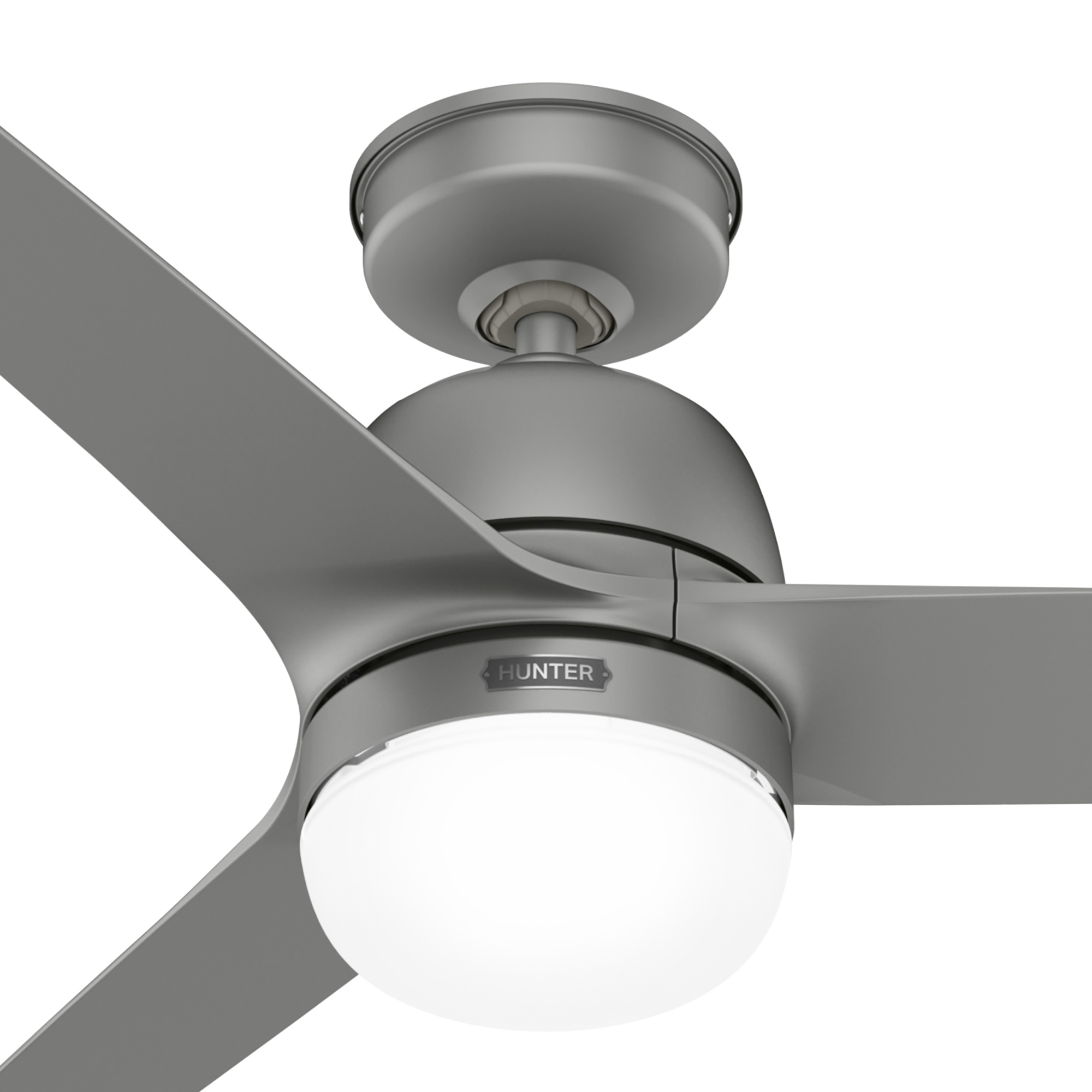 Ein grauer Deckenventilator mit drei Flügeln und einer weißen Leuchte. Der Hintergrund ist eine weiße Decke.