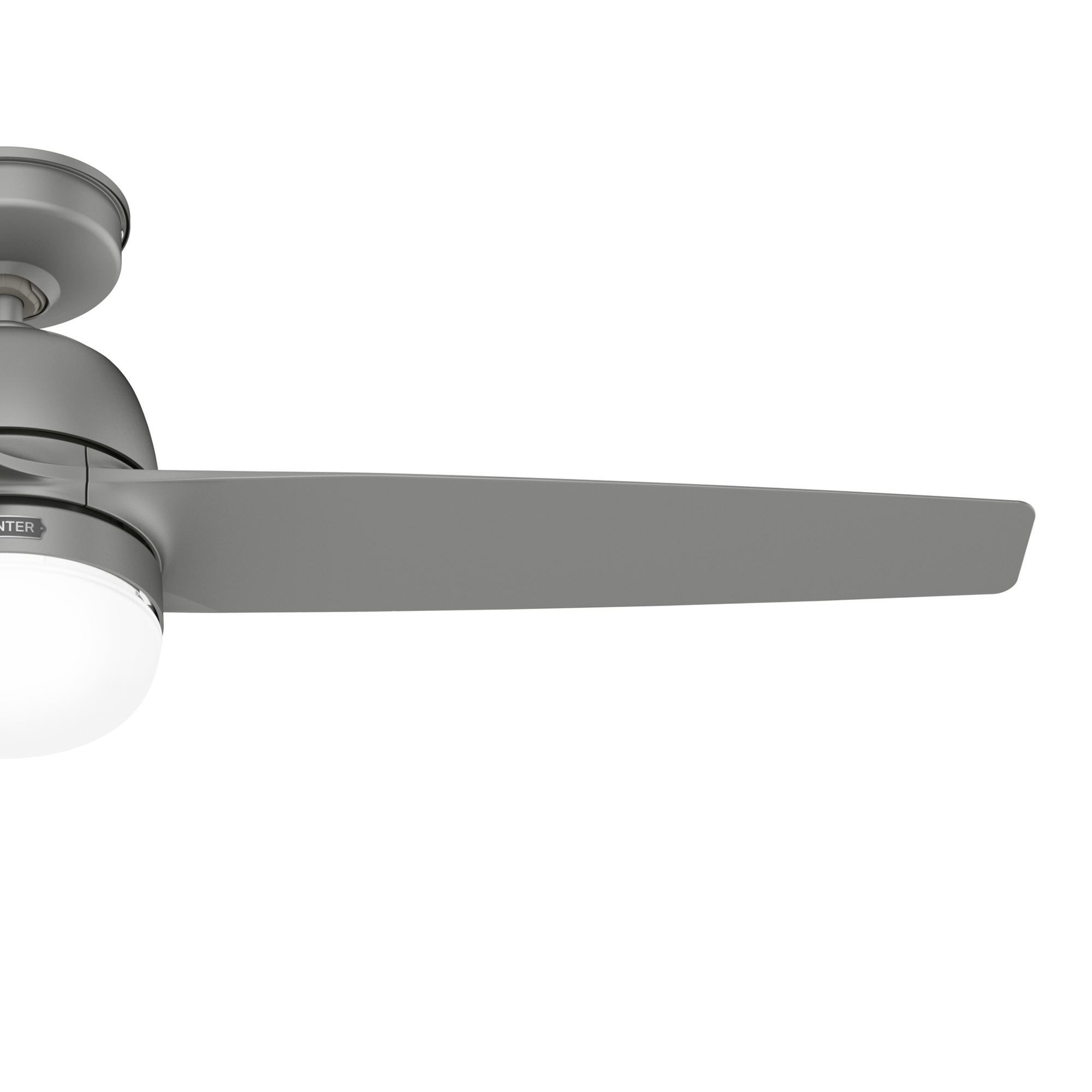 Nahaufnahme eines grauen Deckenventilatorblatts mit weißem Hintergrund.