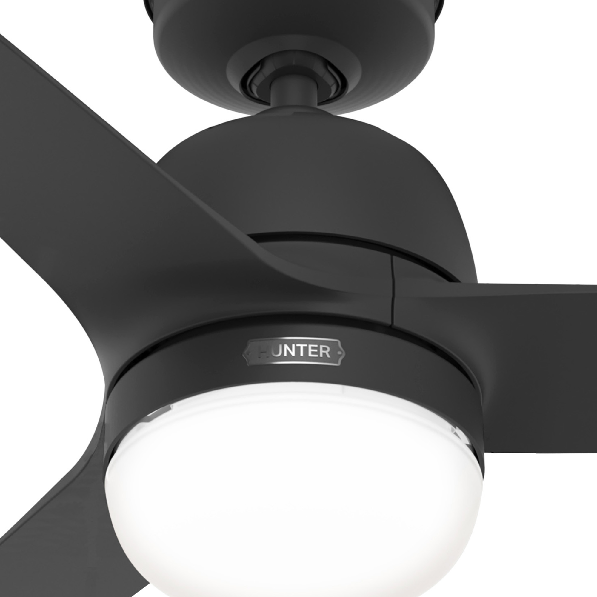 Schwarzer Deckenventilator mit drei Flügeln und einer zentralen Leuchte. Das Logo lautet 'HUNTER'.