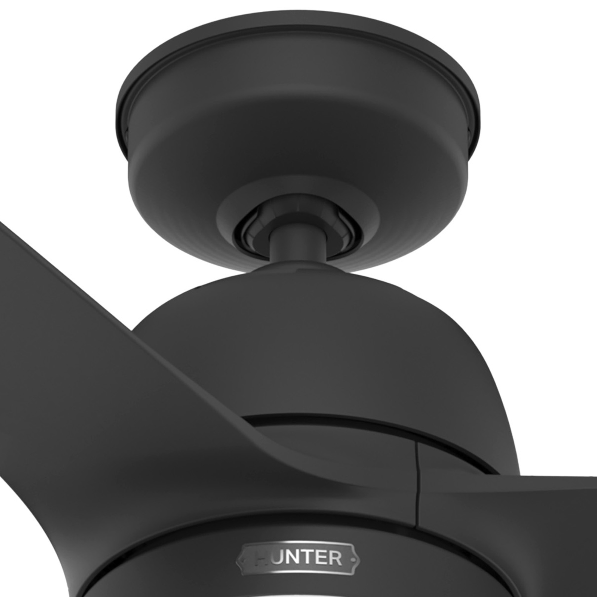Schwarzer Deckenventilator. Nahaufnahme des Motorgehäuses. Der Ventilator ist vor weißem Hintergrund.