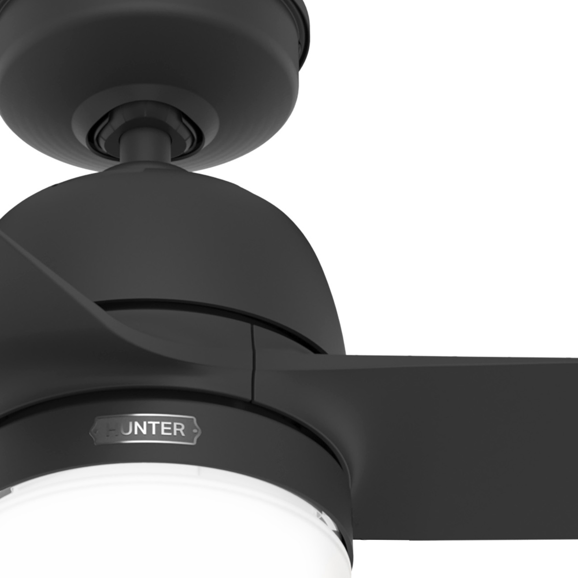 Nahaufnahme eines schwarzen Deckenventilators. Zeigt Flügel und zentrale Leuchte. Das Logo lautet 'HUNTER'.