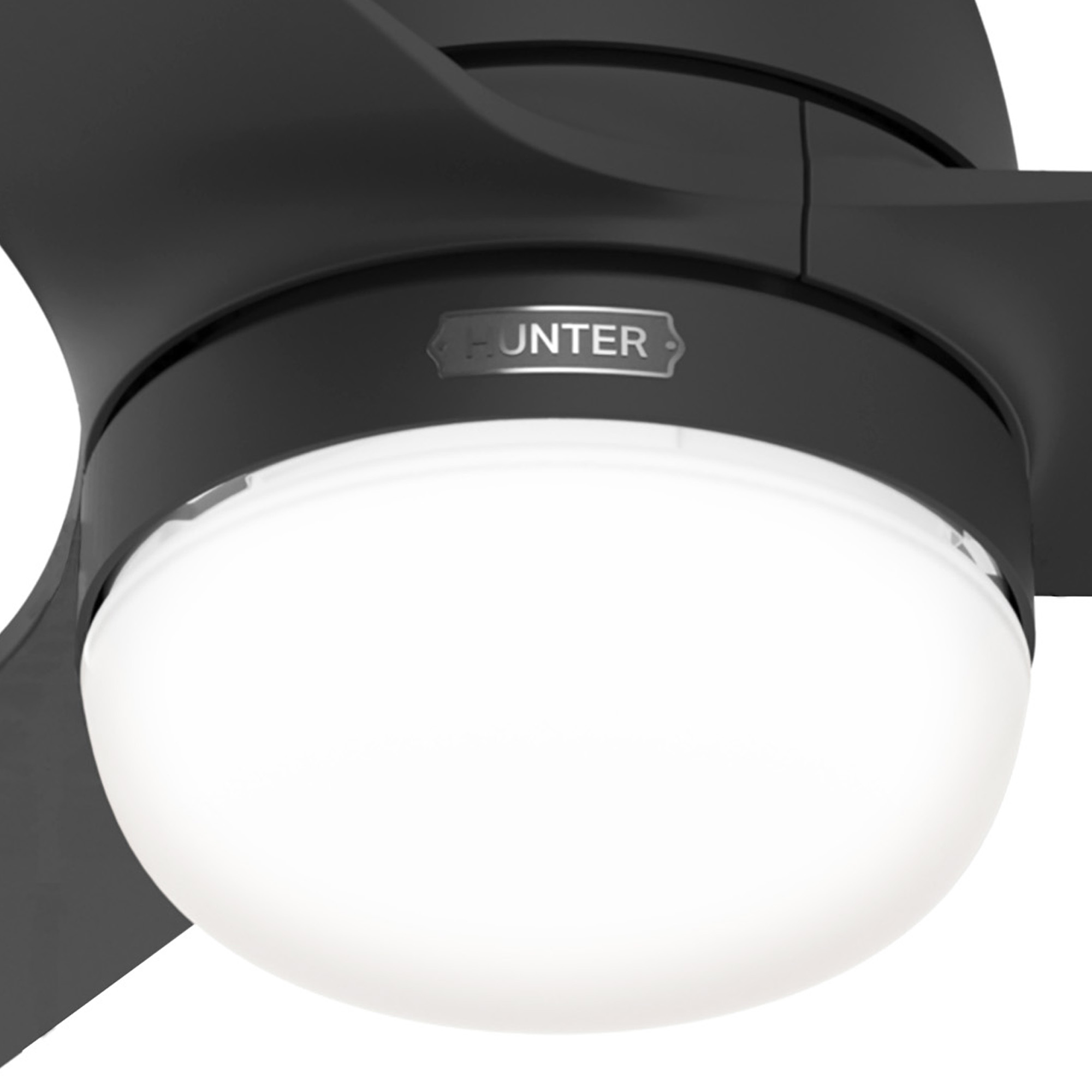 Schwarzer Deckenventilator mit weißem Licht. Der Ventilator ist vor weißem Hintergrund.