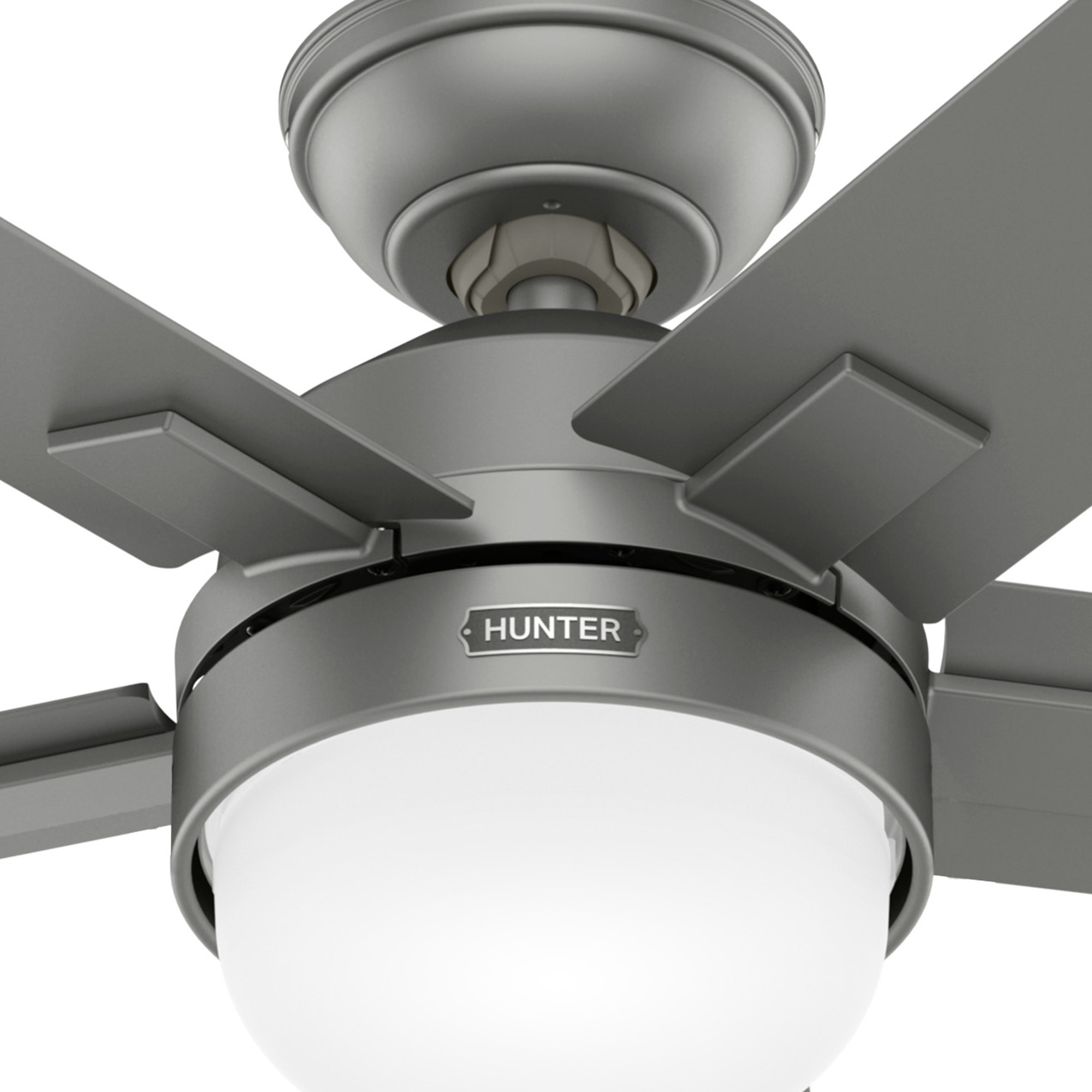 Grauer Deckenventilator mit weißem Licht. Der Ventilator ist vor weißem Hintergrund.