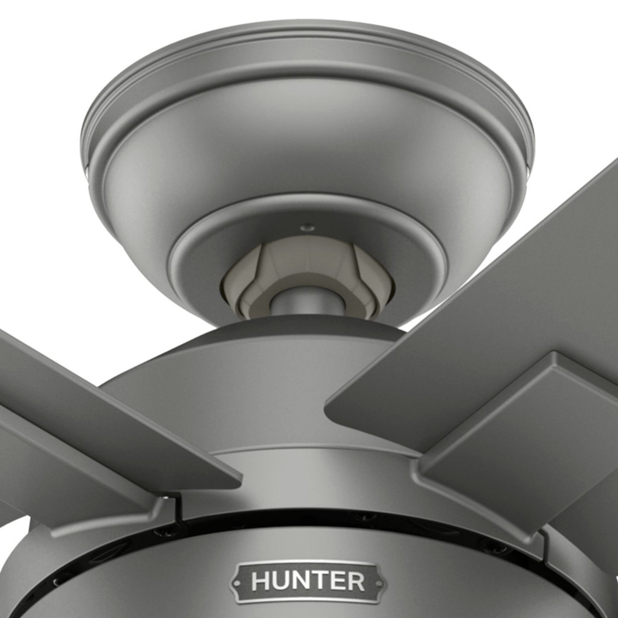 Grauer Deckenventilator. Nahaufnahme des Motorgehäuses. Der Ventilator ist vor weißem Hintergrund.